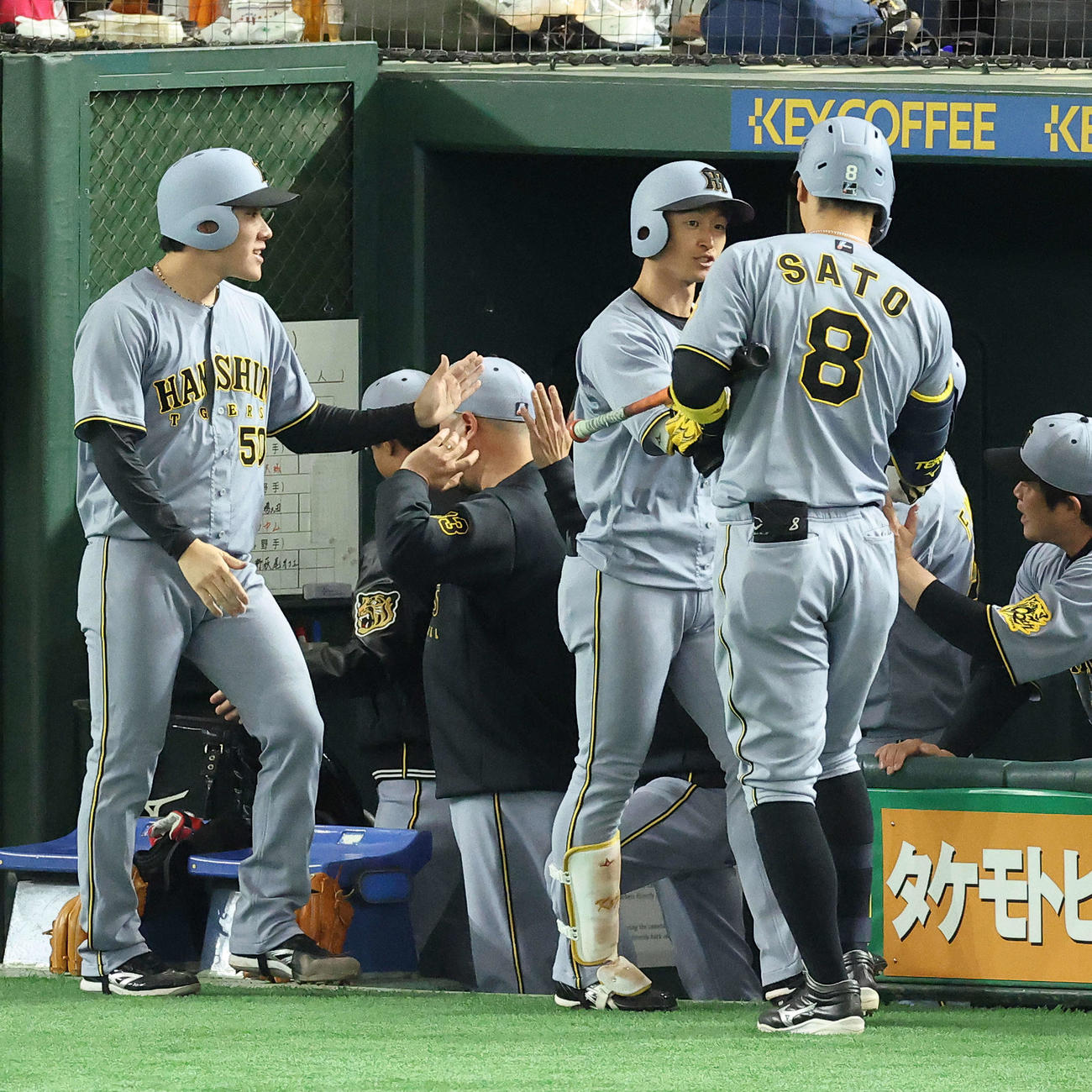 巨人対阪神　3回表阪神1死一塁、右越え2点本塁打で生還し、佐藤輝（右）に迎えられる近本（撮影・河田真司）
