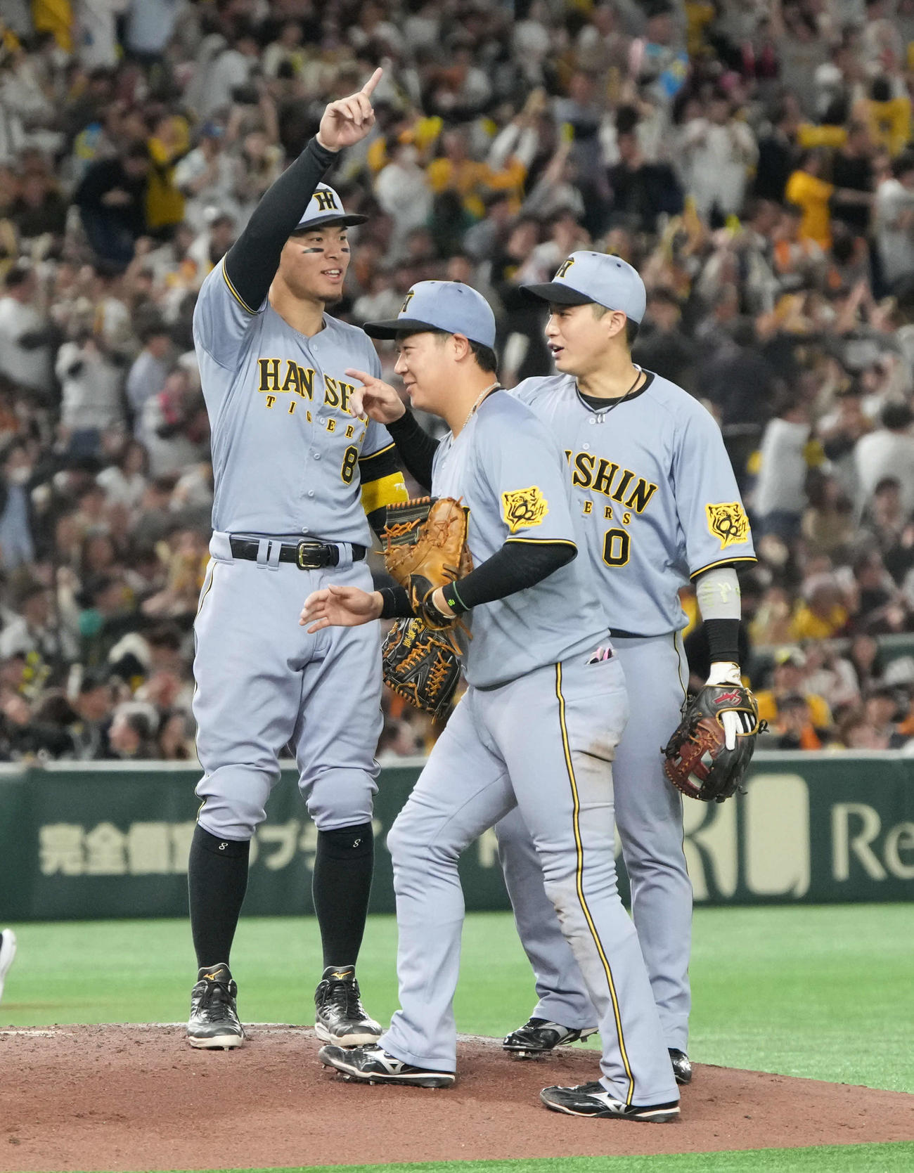 巨人対阪神　勝利に沸く佐藤輝（左）ら阪神ナイン（撮影・小沢裕）