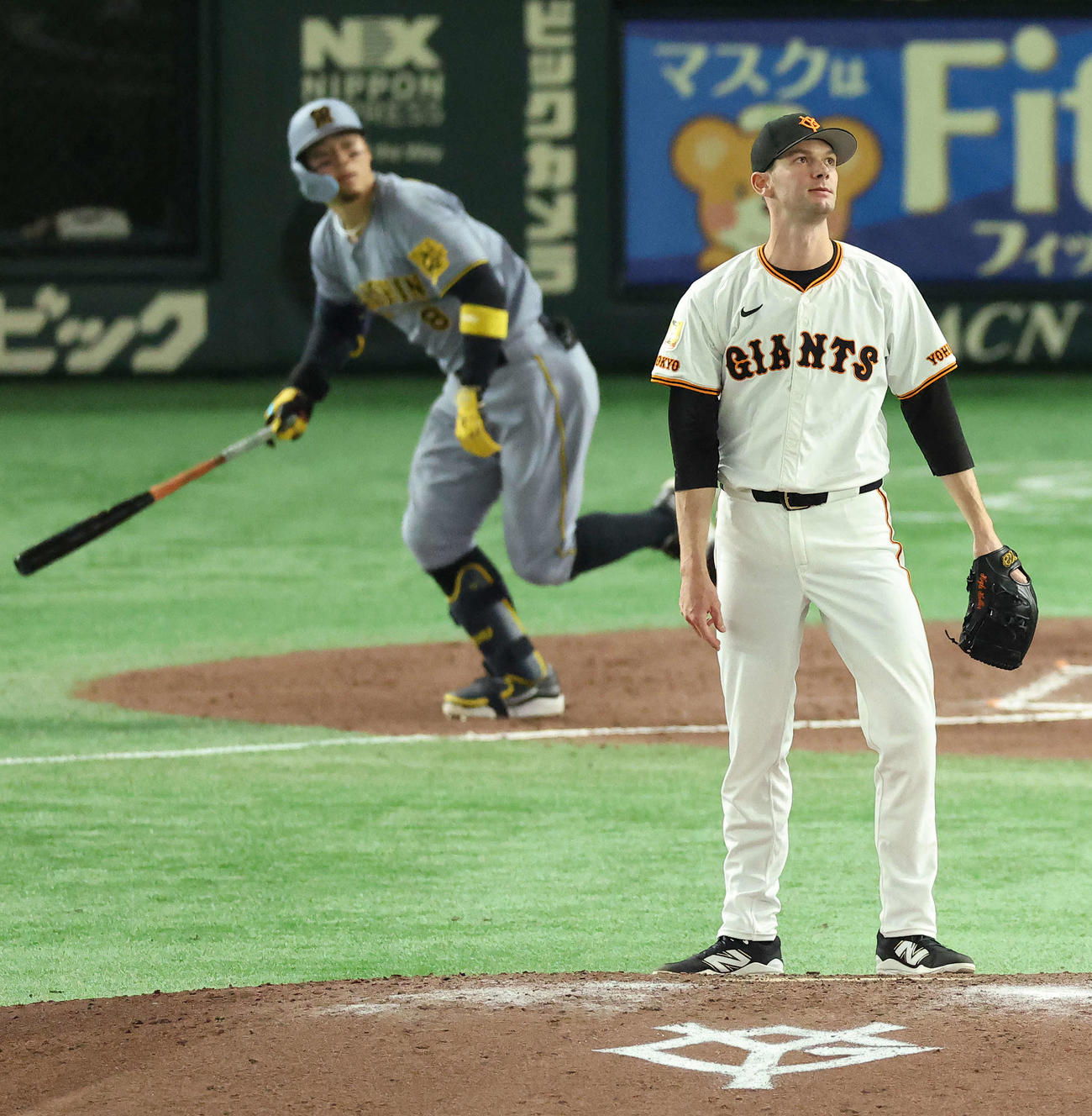 巨人対阪神　8回表阪神1死、佐藤輝に左越えソロ本塁打を浴びるケラー（撮影・河田真司）