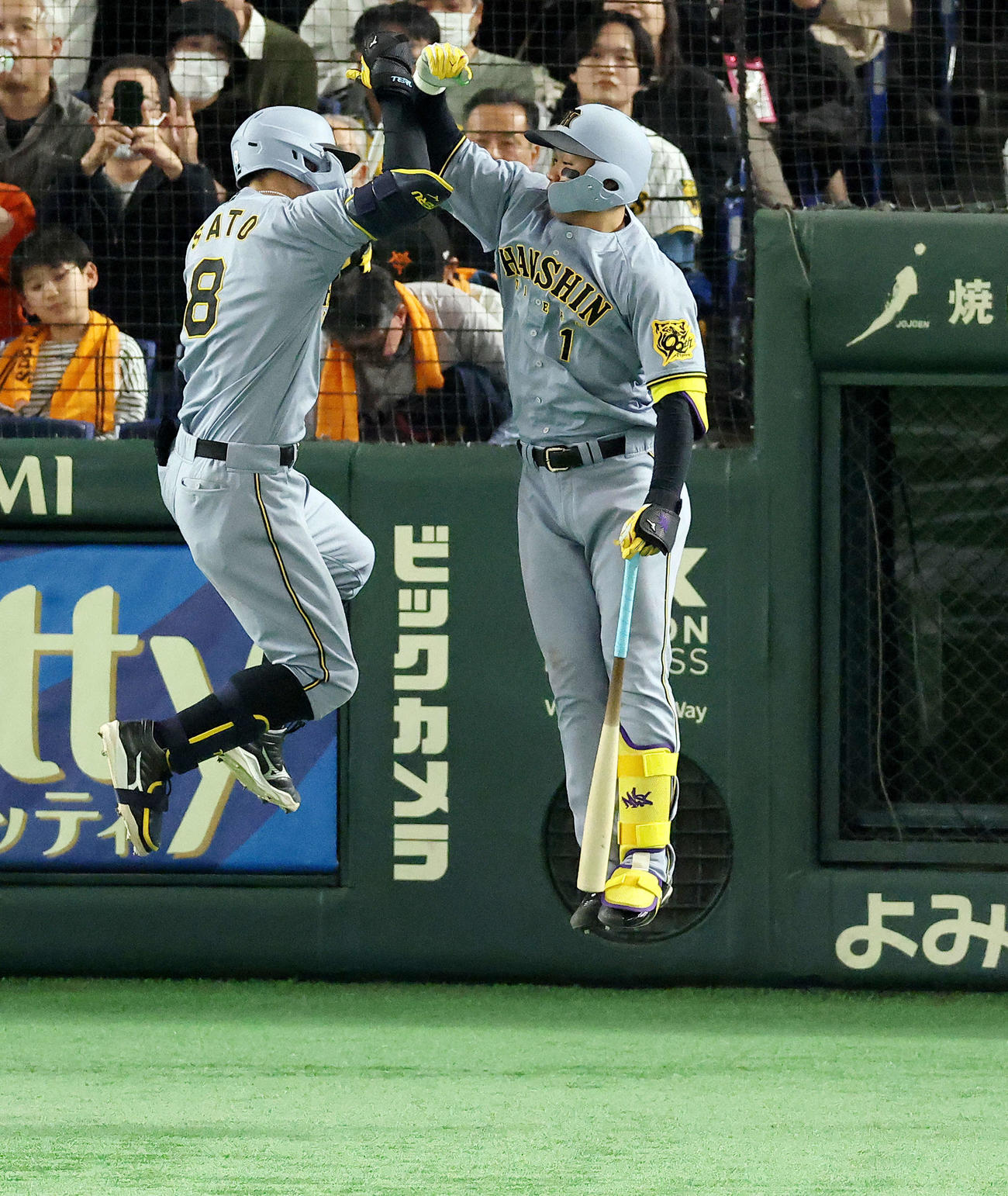 巨人対阪神　8回表阪神1死、左越えソロ本塁打で生還し、森下（右）に迎えられる佐藤輝（撮影・河田真司）