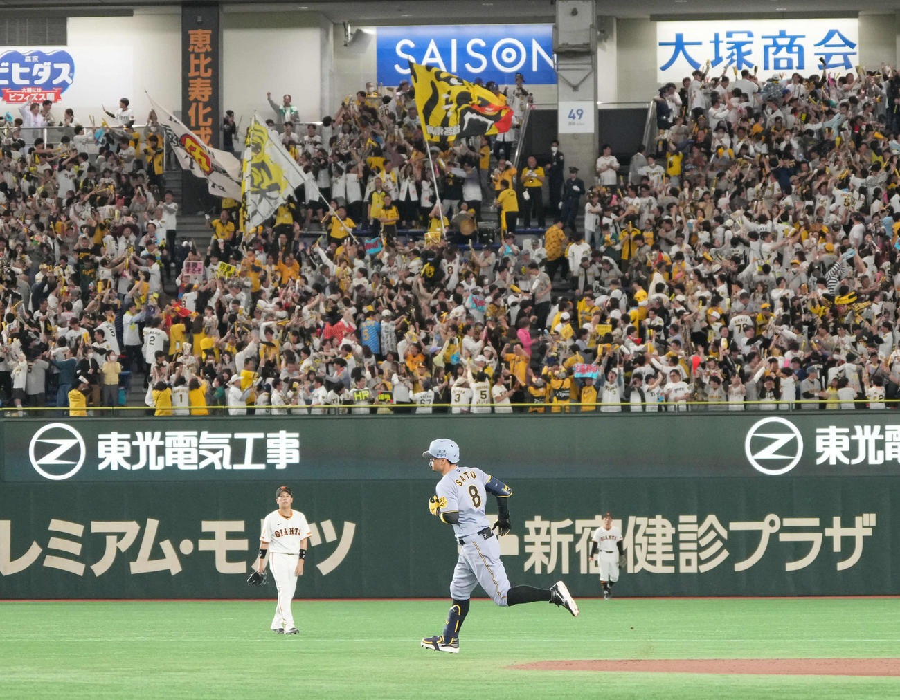 巨人対阪神　8回表阪神1死、佐藤輝は左越えにこの日2本目となるソロ本塁打を放ち三塁へ向かう（撮影・小沢裕）