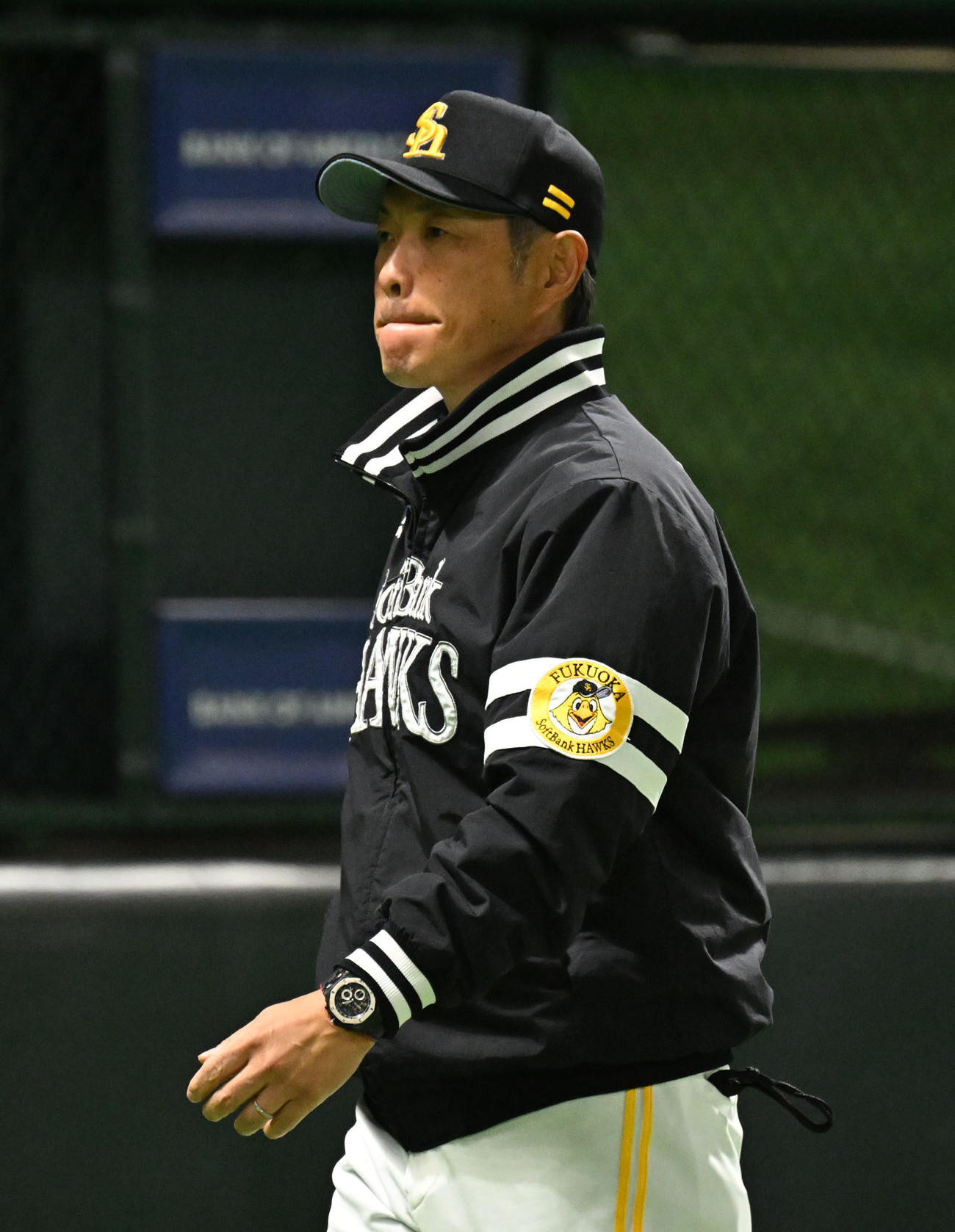 ソフトバンク対西武　6回終了後、選手交代を告げベンチに戻る小久保監督（撮影・林敢治）