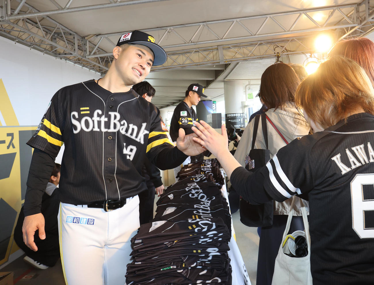 ソフトバンク対西武　ソフトバンクホークス誕生20周年特別ユニフォームをファンに配布するために登壇した松本晴（撮影・梅根麻紀）
