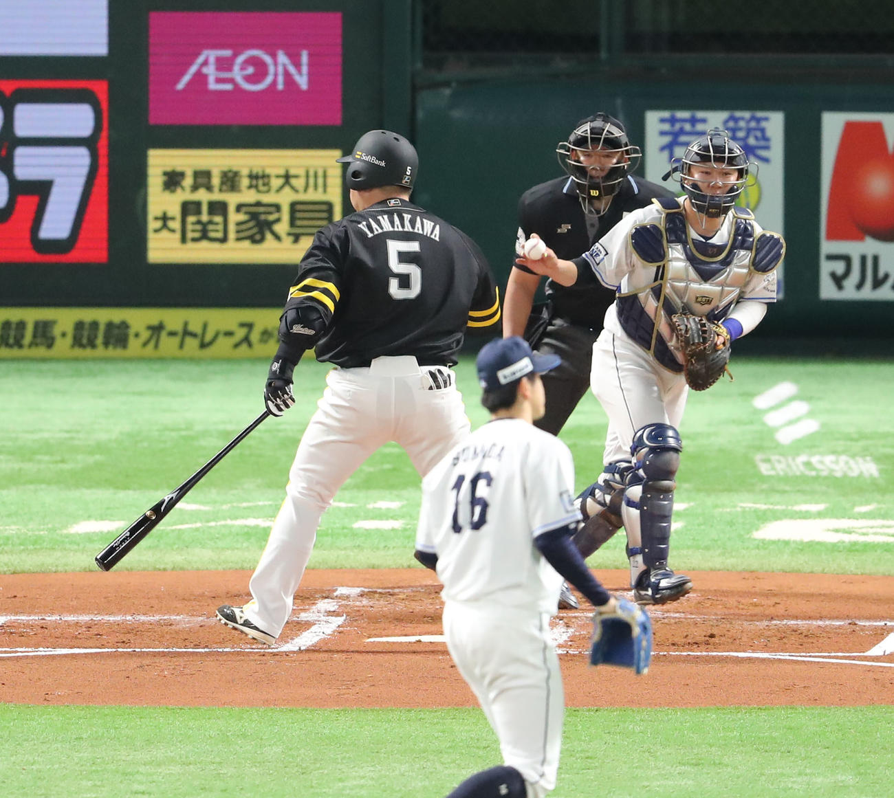 ソフトバンク対西武　1回裏ソフトバンク2死二塁、山川は空振り三振（撮影・梅根麻紀）