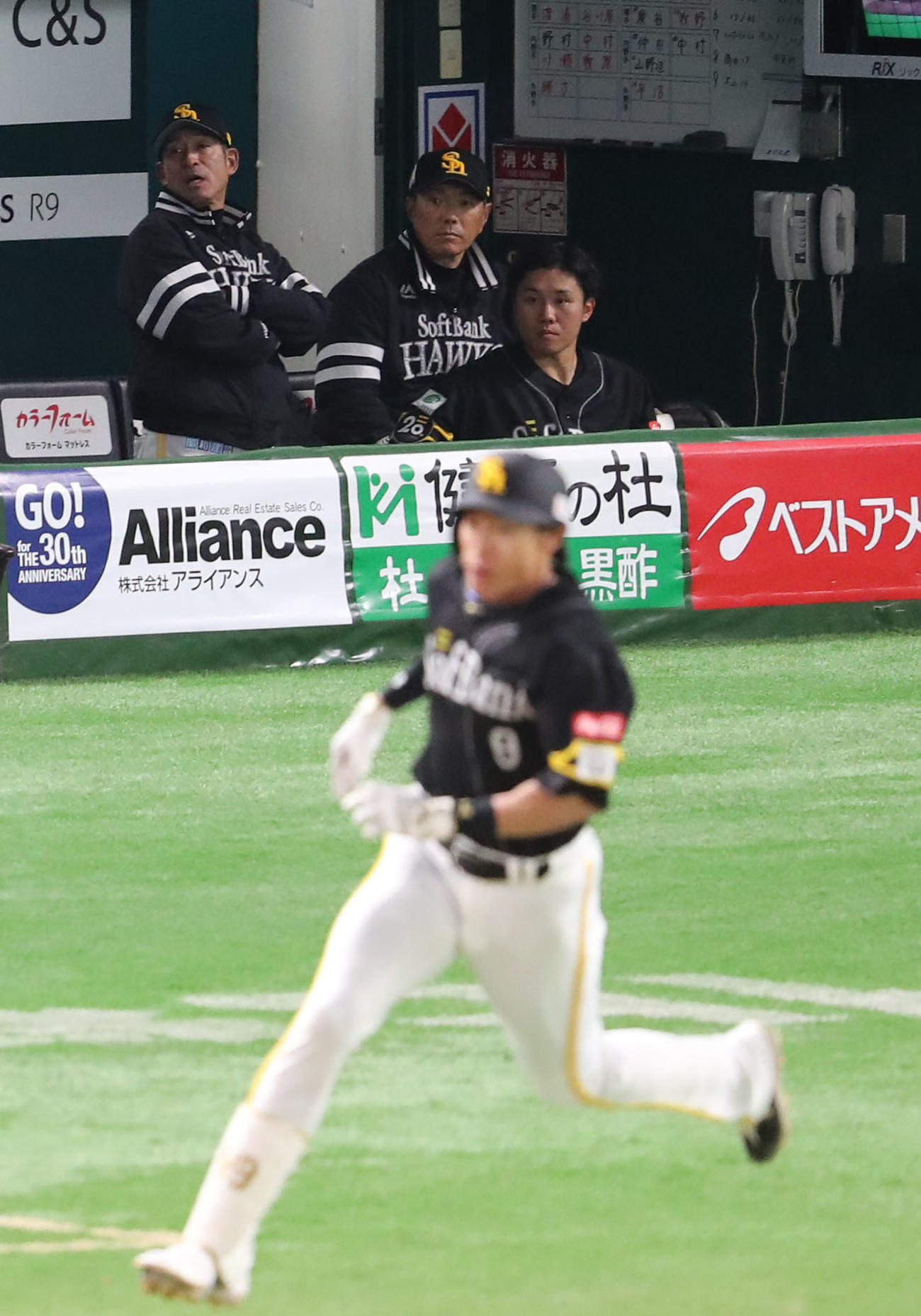ソフトバンク対西武　9回裏ソフトバンク無死、柳田は中越え二塁打を放つ、打球の行方を見る小久保監督（撮影・梅根麻紀）