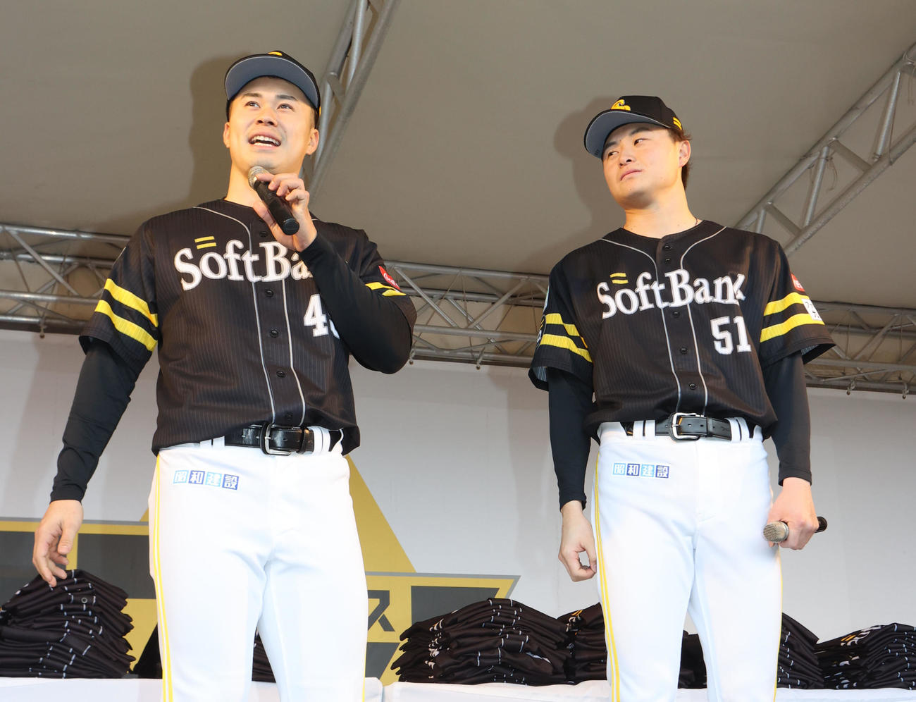 ソフトバンク対西武　ソフトバンクホークス誕生20周年特別ユニフォームをファンに配布するために登壇した松本晴（左）と前田純（撮影・梅根麻紀）