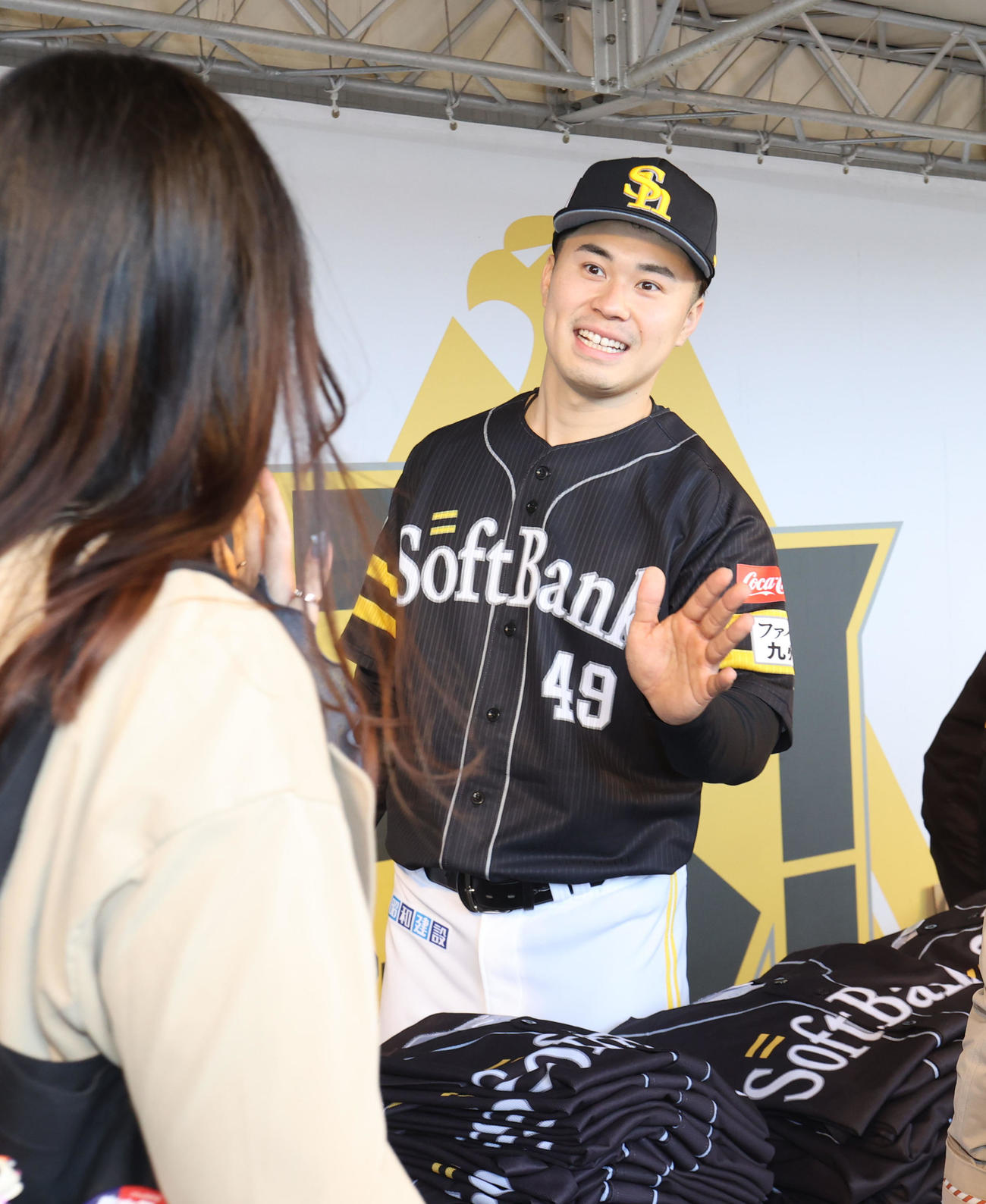 ソフトバンク対西武　ソフトバンクホークス誕生20周年特別ユニフォームをファンに配布するために登壇した松本晴（撮影・梅根麻紀）