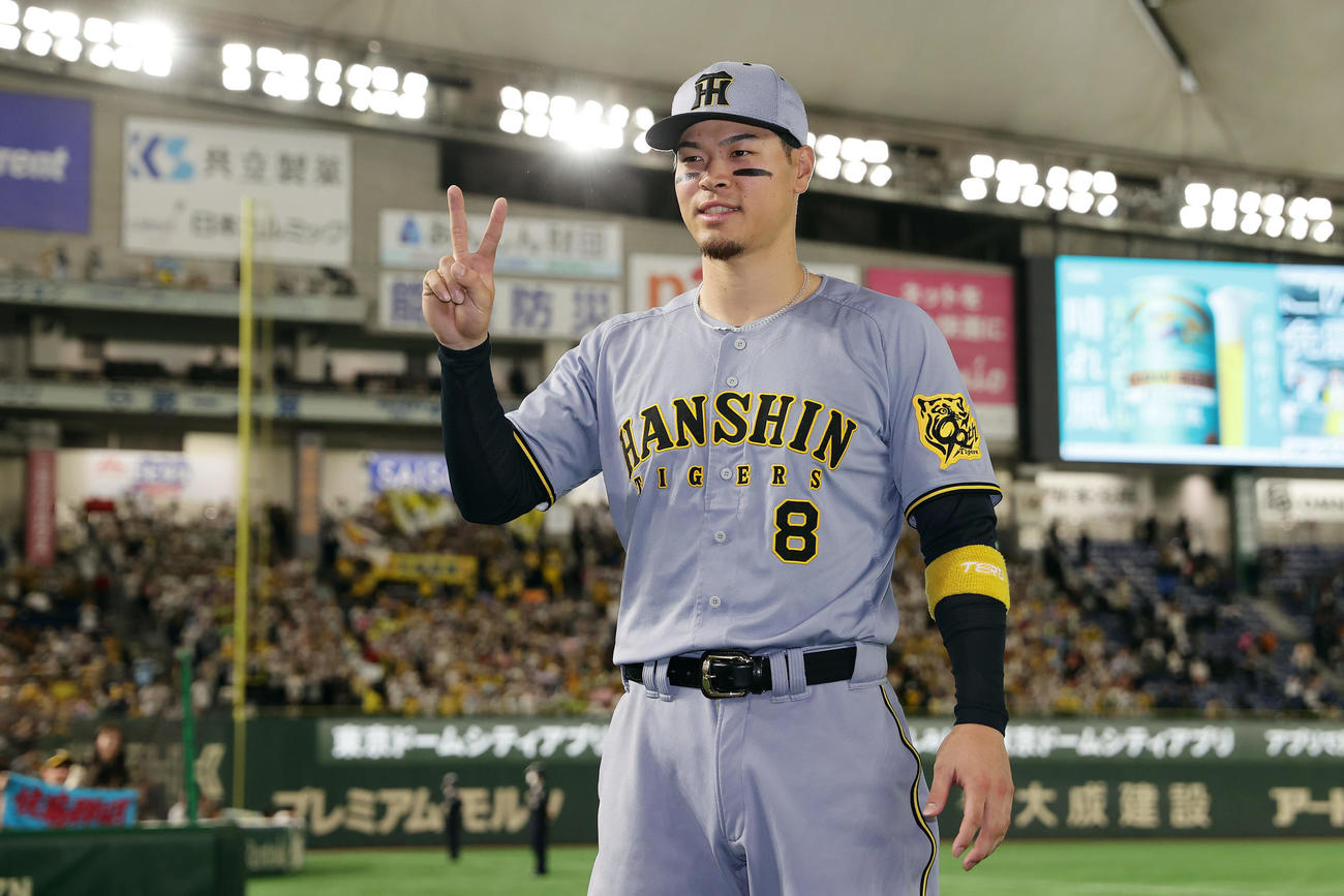 巨人対阪神　巨人に連勝し、2本の本塁打で勝利に貢献した阪神佐藤輝（撮影・前田充）