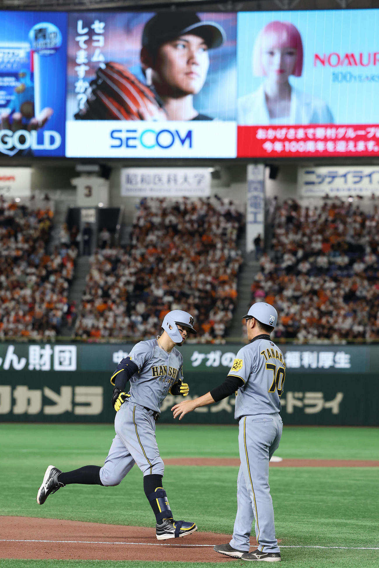 巨人対阪神　8回表阪神1死、この試合2本目となる左越え本塁打を放ち、三塁をまわる佐藤輝（左）（撮影・前田充）