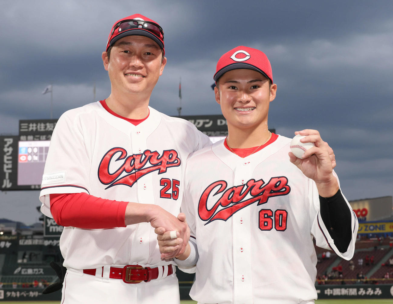 広島対DeNA　新井監督（左）と握手する田村（撮影・加藤孝規）