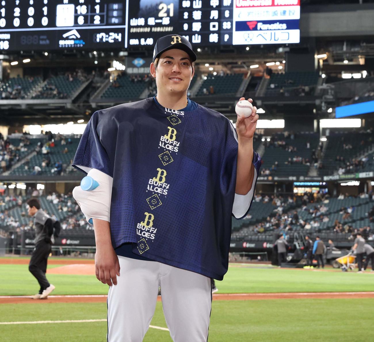 日本ハム対オリックス　試合後、笑顔でウイニングボールを掲げる九里（撮影・黒川智章）