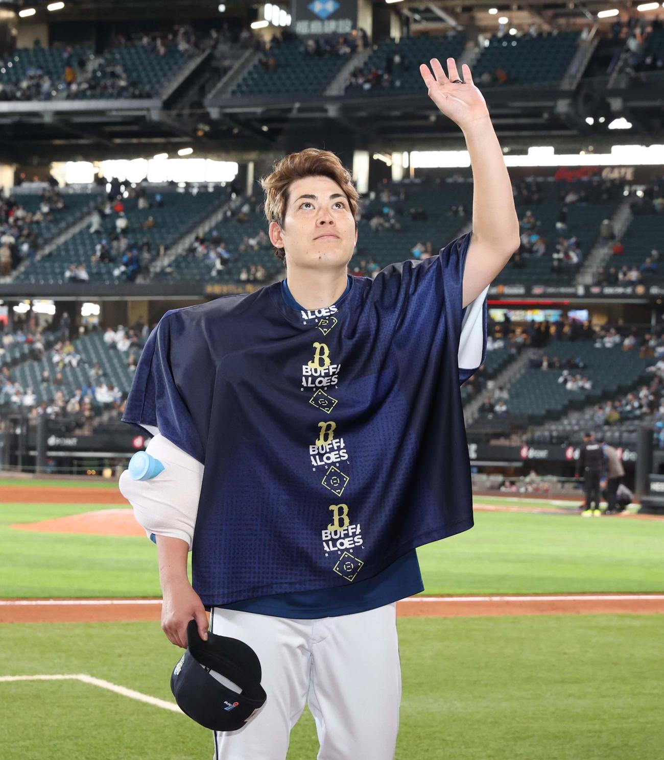 日本ハム対オリックス　試合後、スタンドの応援団に手を振る九里（撮影・黒川智章）