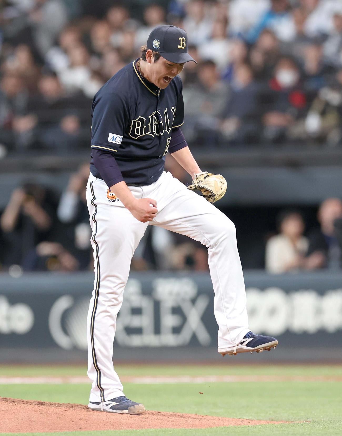 日本ハム対オリックス　8回裏日本ハム2死一塁、田宮を三振にとり叫ぶ九里（撮影・黒川智章）