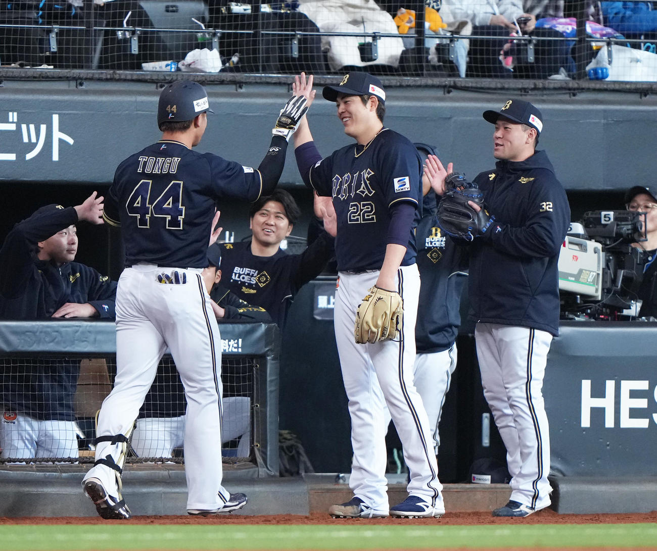 日本ハム対オリックス　1回表オリックス2死一塁、左越え2点本塁打を放った頓宮（左）を笑顔で迎える九里（中央）（撮影・足立雅史）