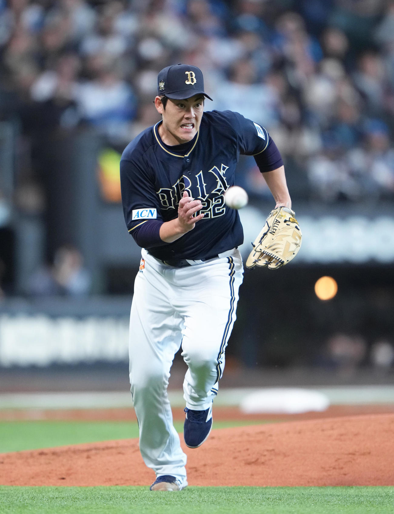 日本ハム対オリックス　3回裏日本ハム2死、田宮裕涼の打球を必死に追う九里（撮影・足立雅史）