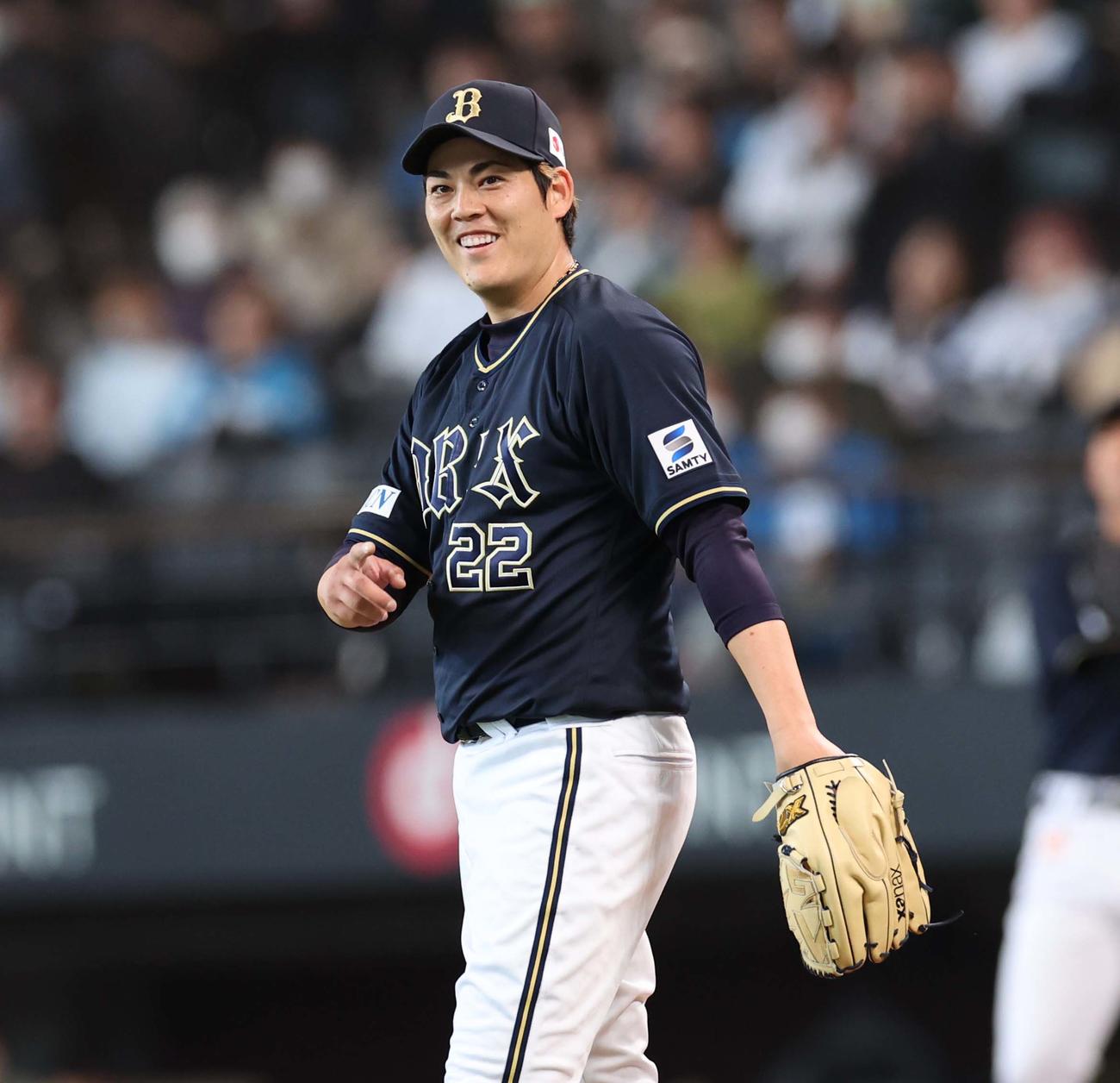 日本ハム対オリックス　3回裏、野口の好守に笑顔を見せる九里（撮影・黒川智章）