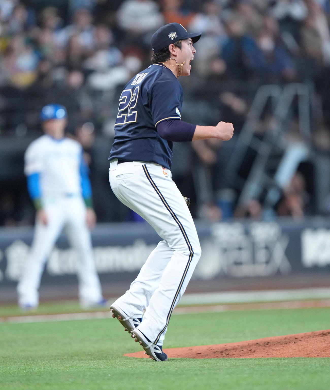 日本ハム対オリックス　3回裏日本ハム2死一、三塁、万波は空振り三振に仕留めた九里は雄たけびガッツポーズ（撮影・足立雅史）