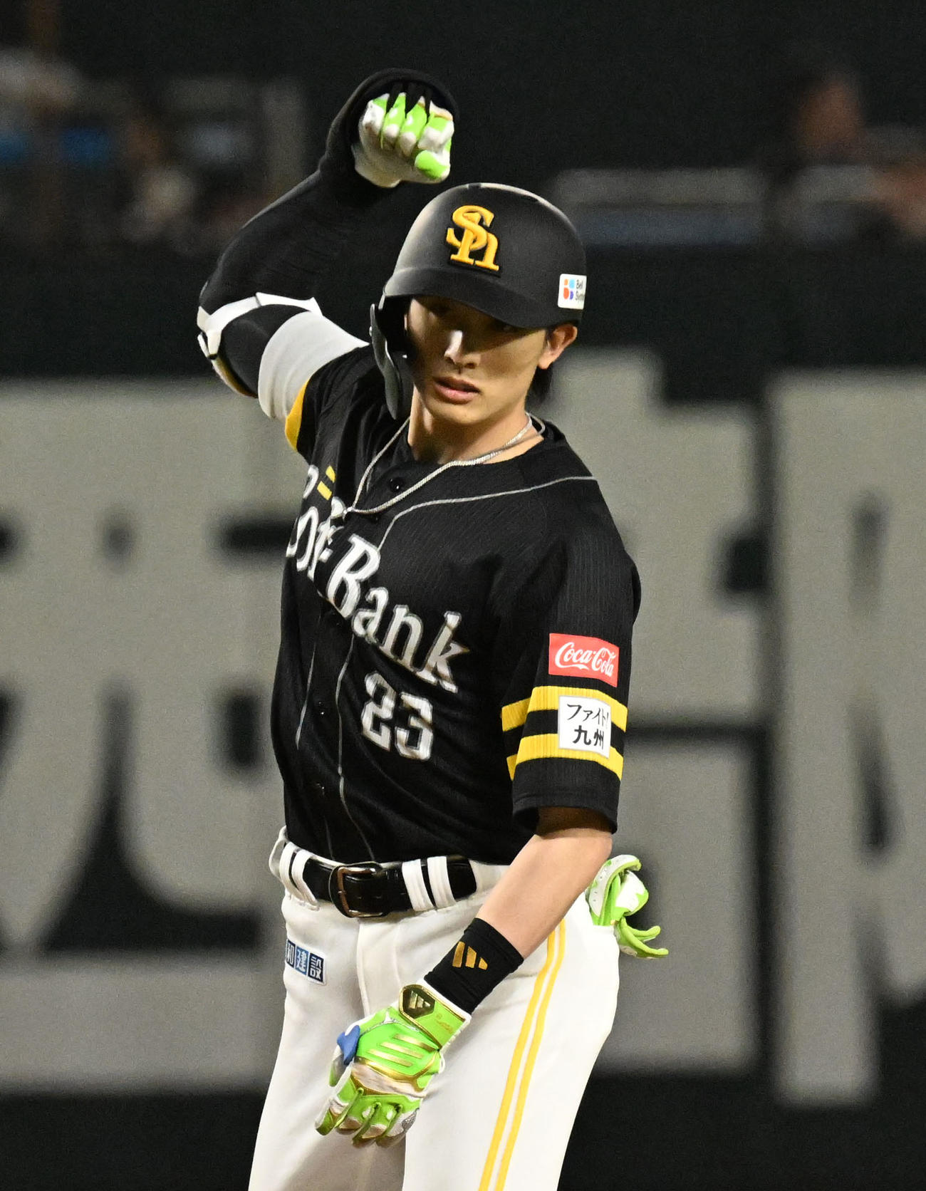 ソフトバンク対西武　5回裏ソフトバンク1死満塁、周東は同点適時打を放つ（撮影・林敢治）