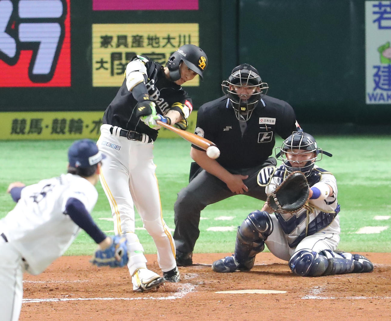 ソフトバンク対西武　5回裏ソフトバンク1死満塁、周東は中前に同点となる2点適時打を放つ（撮影・梅根麻紀）