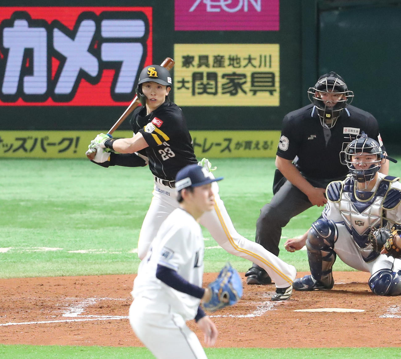 ソフトバンク対西武　5回裏ソフトバンク1死満塁、周東は中前に同点となる2点適時打を放つ（撮影・梅根麻紀）