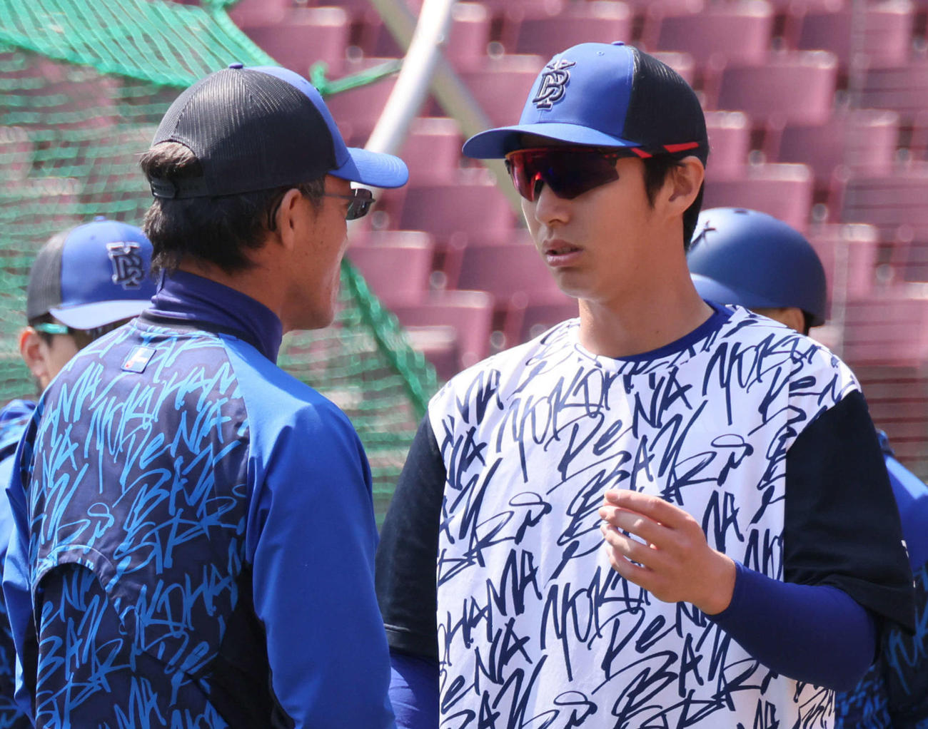 広島対DeNA 1軍に合流し、試合前練習中に河田コーチと話し合う度会（右）（撮影・加藤孝規）