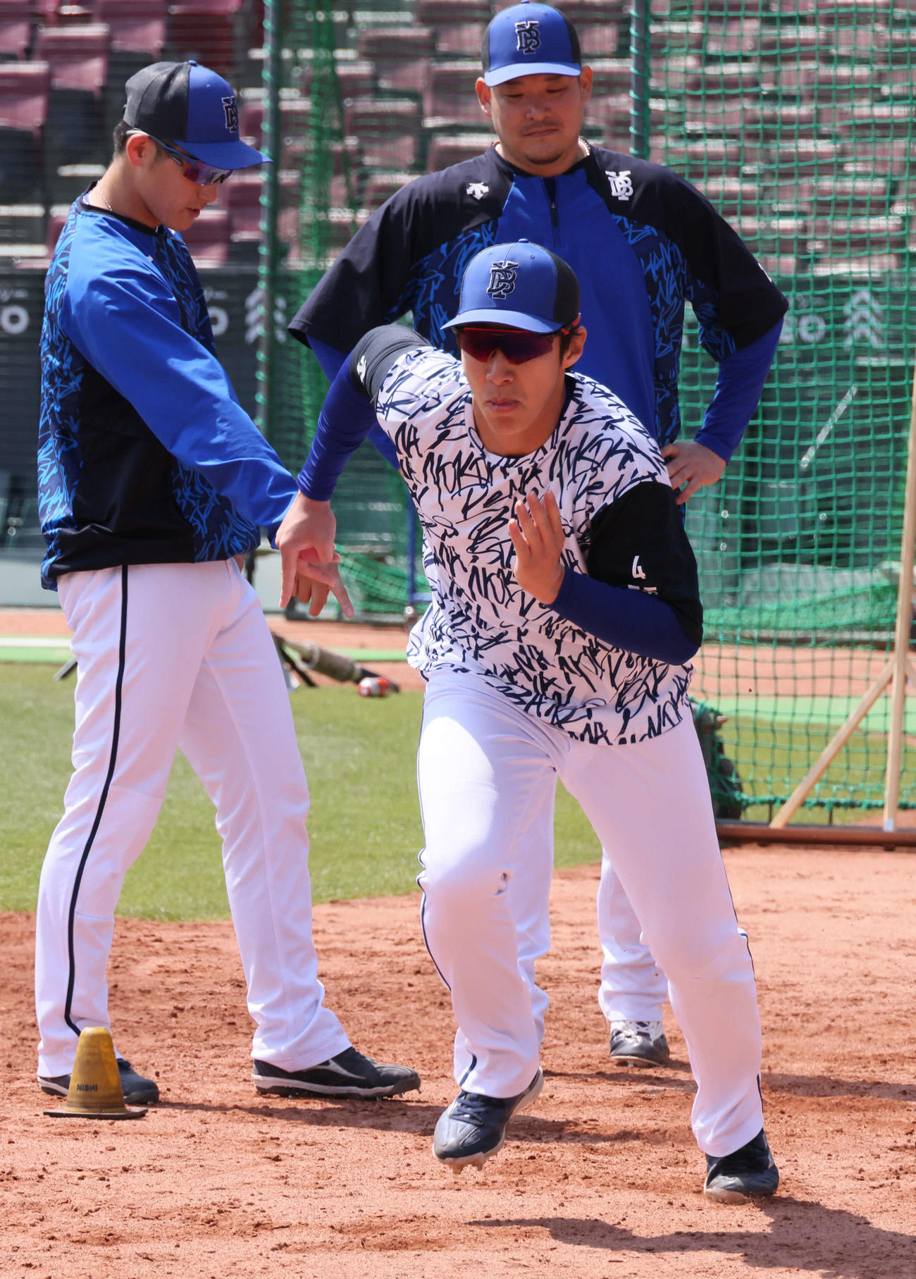 広島対DeNA 1軍に合流し、試合前練習中に参加する度会（右）。後ろは筒香（撮影・加藤孝規）
