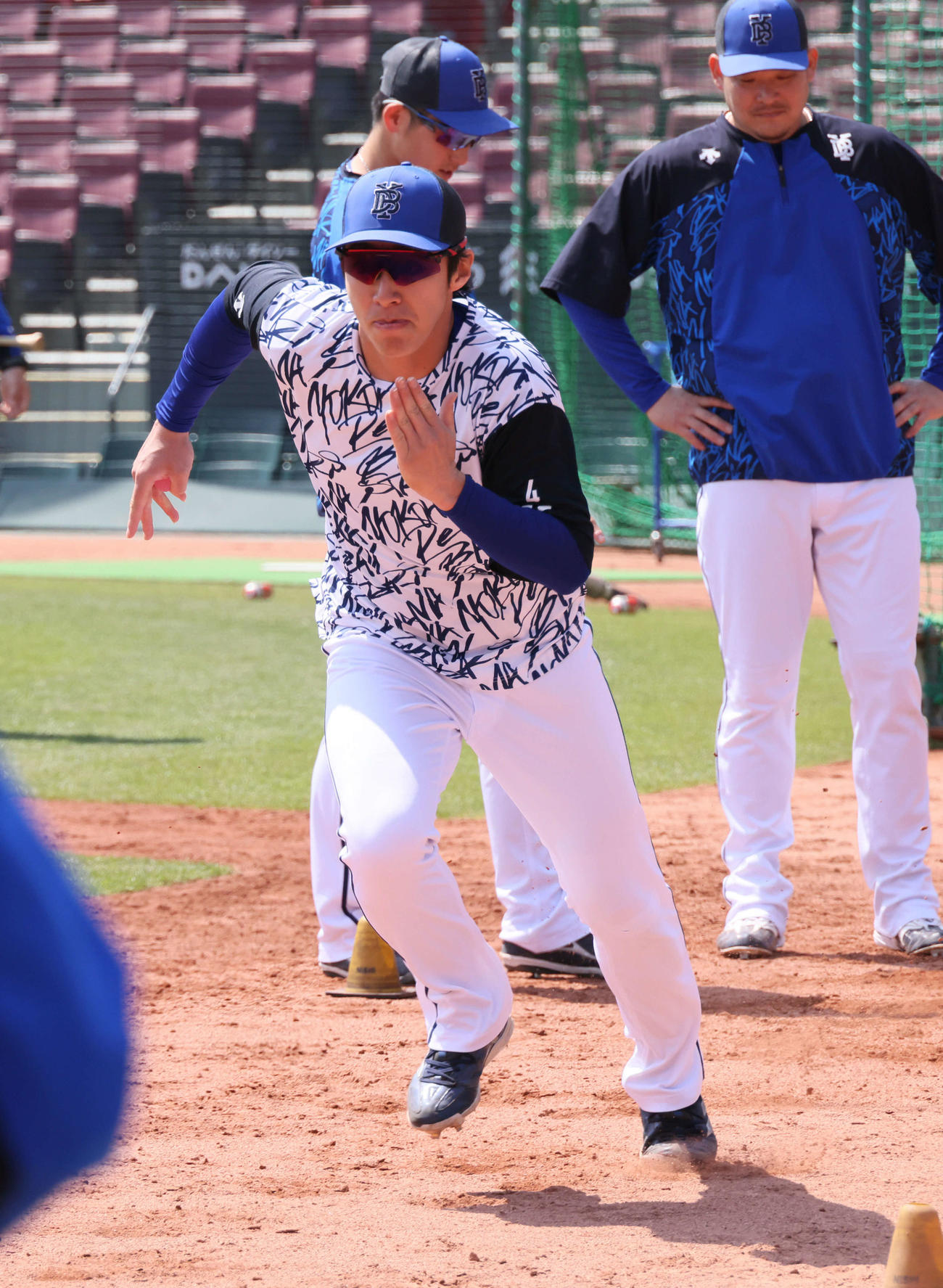 広島対DeNA 1軍に合流し、試合前練習中に参加する度会（右）。右後ろは筒香（撮影・加藤孝規）