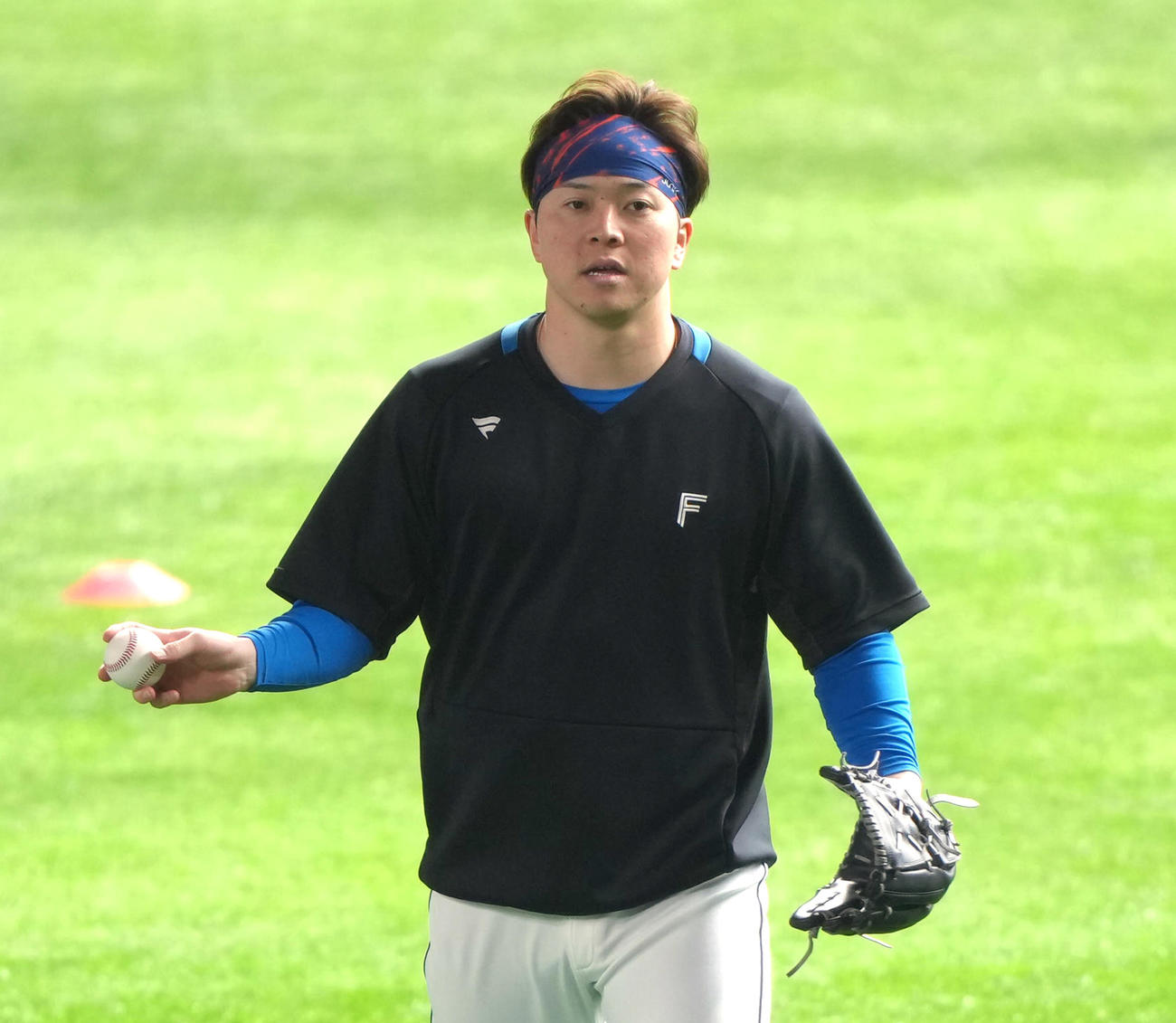 試合前、練習に臨む日本ハム生田目（撮影・足立雅史）