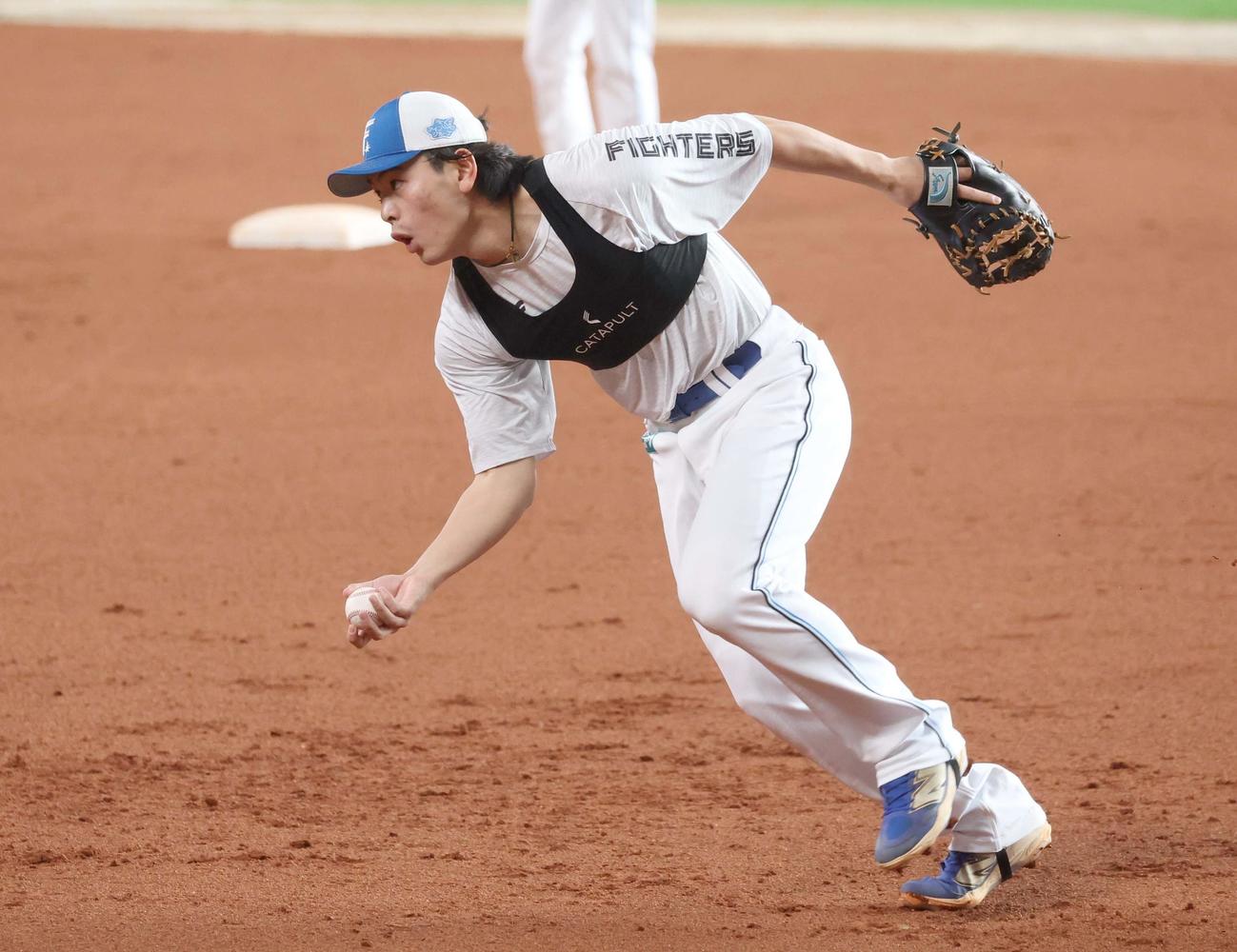 日本ハム対オリックス　ノックを受ける野村（撮影・黒川智章）
