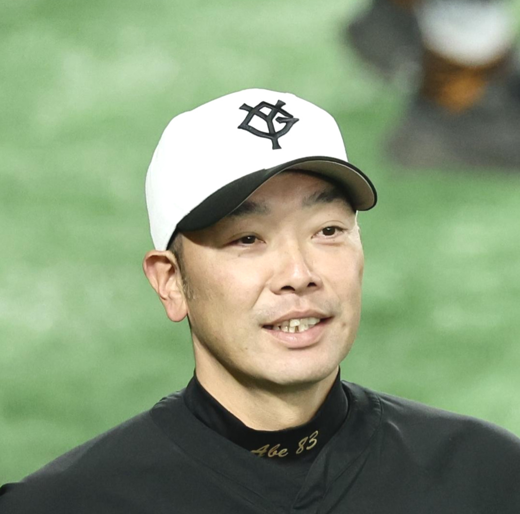 巨人対阪神　試合前、笑顔を見せる巨人阿部監督（撮影・河田真司）