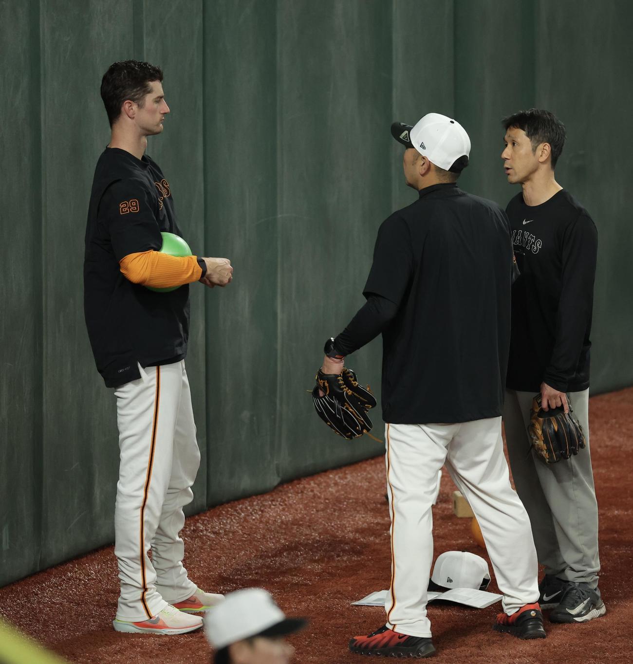 巨人対阪神　試合前、グリフィン（左）と言葉を交わす巨人阿部監督（撮影・河田真司）