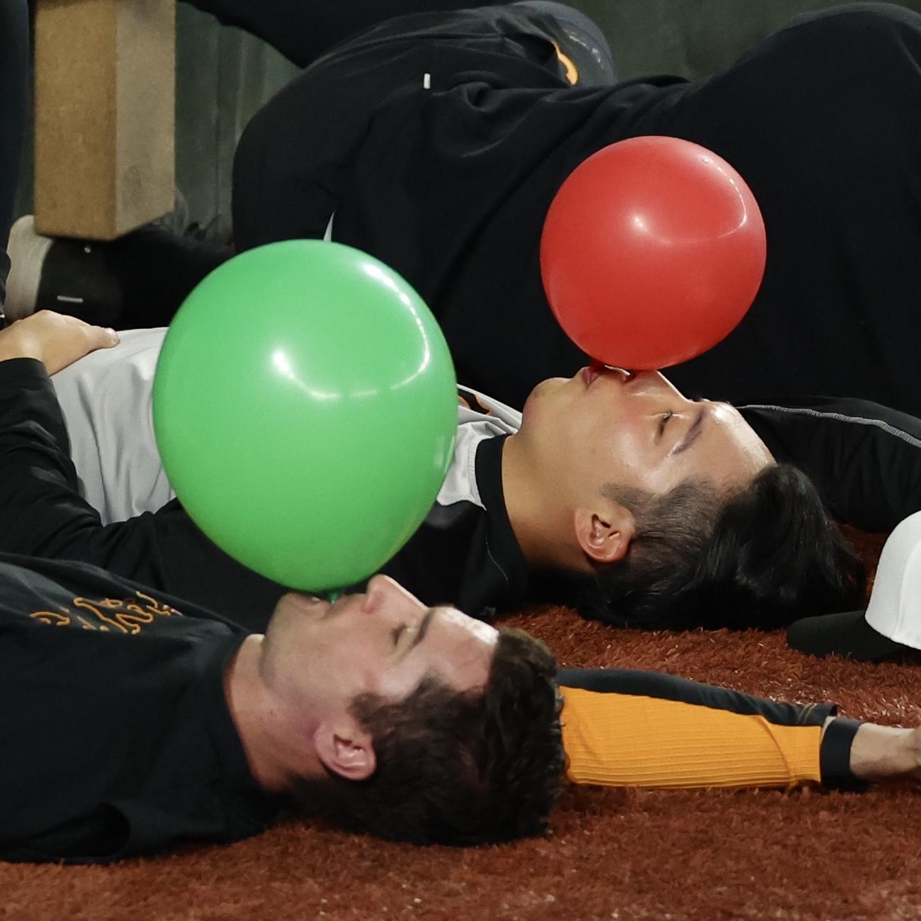 巨人対阪神　試合前、風船を膨らませる巨人グリフィン（手前）と赤星（撮影・河田真司）