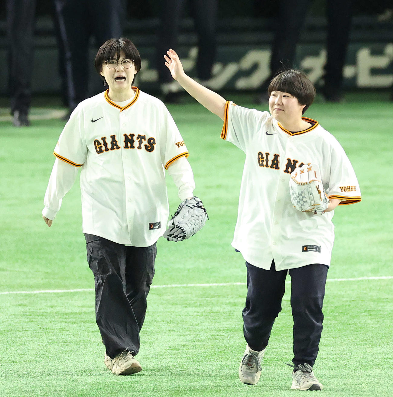 巨人対阪神　開始前、ファーストピッチセレモニーに臨むにぼしいわし（撮影・河田真司）