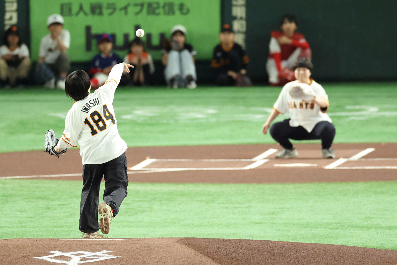 巨人対阪神　開始前、ファーストピッチセレモニーに臨むにぼしいわし（撮影・河田真司）