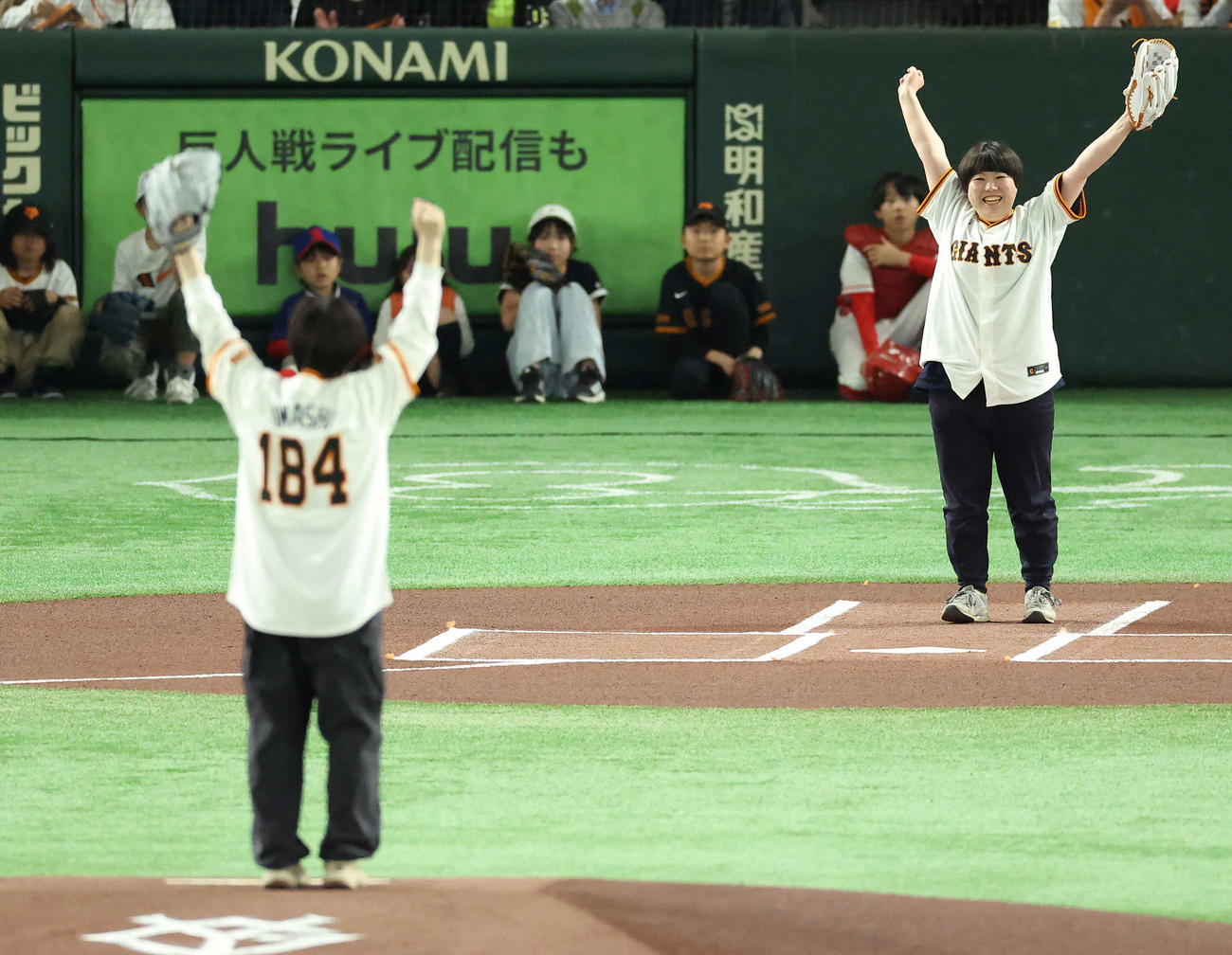 巨人対阪神　開始前、ファーストピッチセレモニーに臨むにぼしいわし（撮影・河田真司）