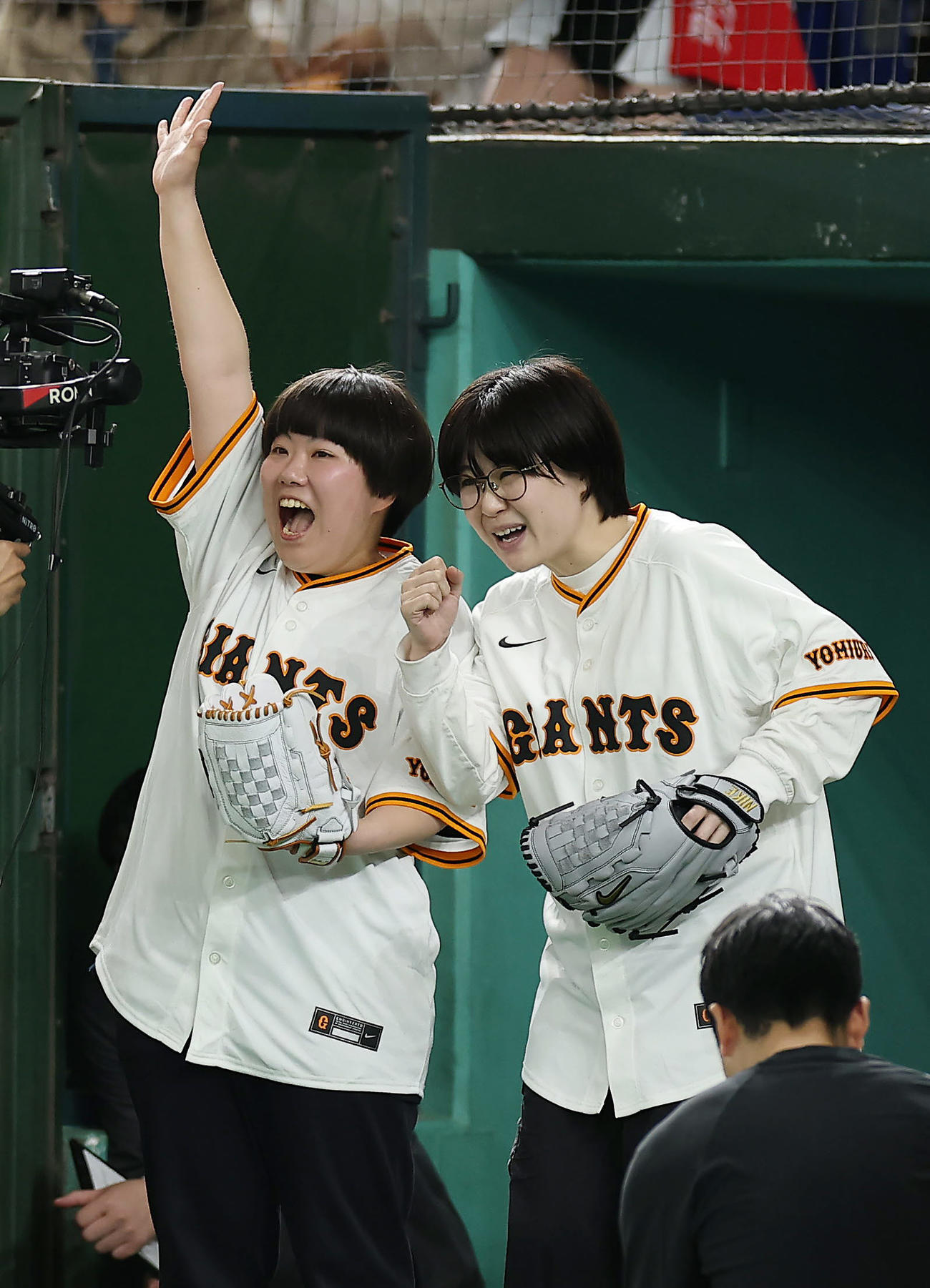 巨人対阪神　ファーストピッチセレモニーに登場した、にぼしいわしの香空にぼし（左）と伽説いわし（撮影・前田充）