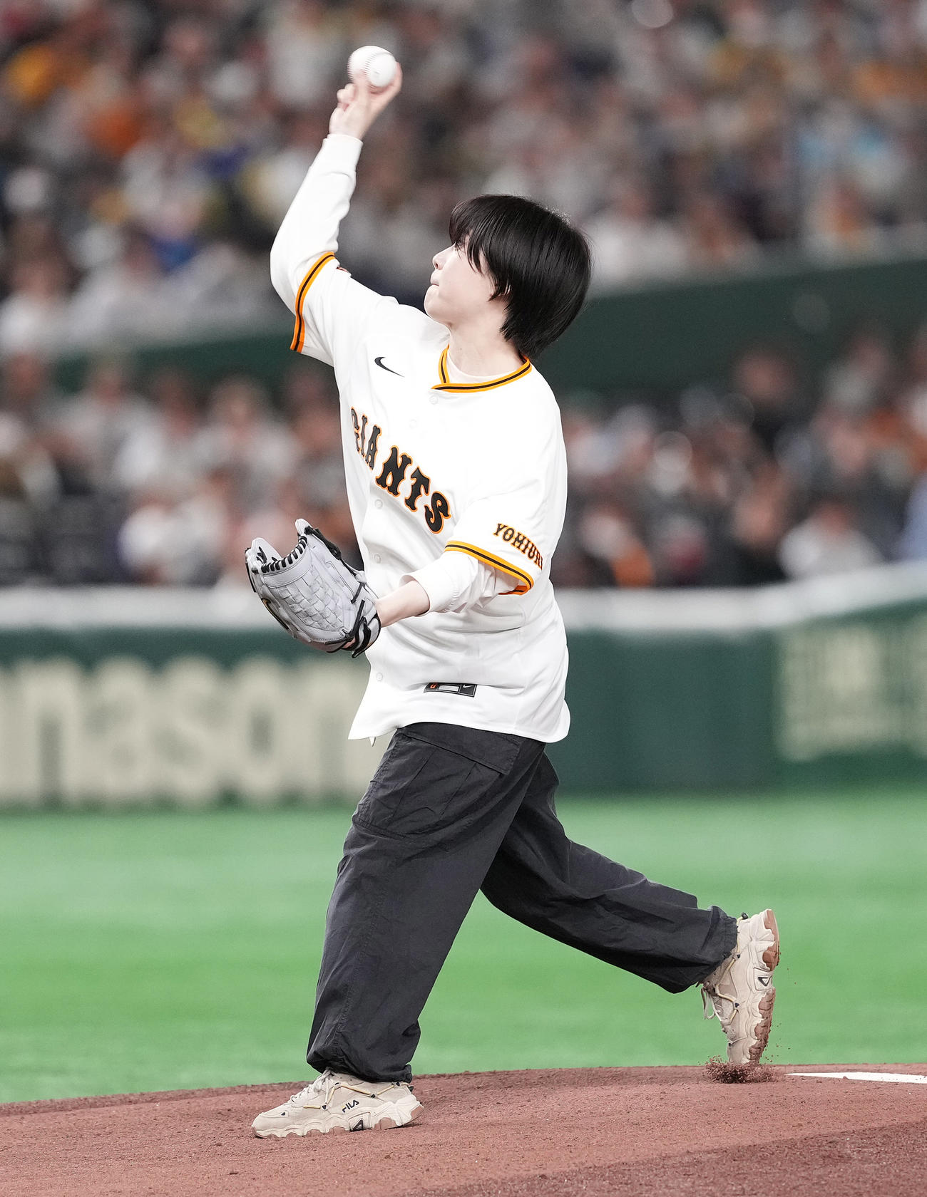 巨人対阪神　ファーストピッチで投球するにぼしいわしの伽説いわし（撮影・鈴木みどり）
