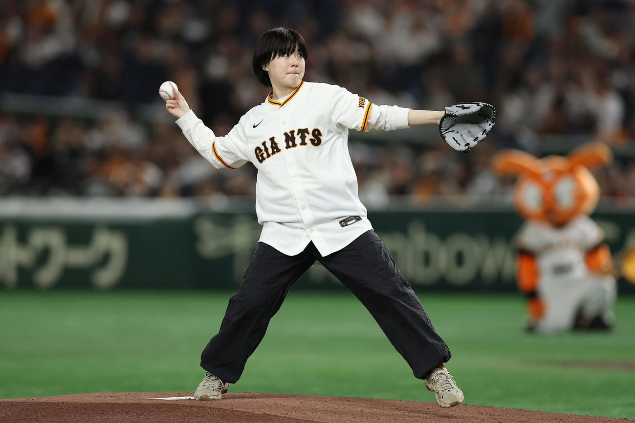 巨人対阪神　ファーストピッチセレモニーで投球するにぼしいわしの伽説いわし（撮影・前田充）