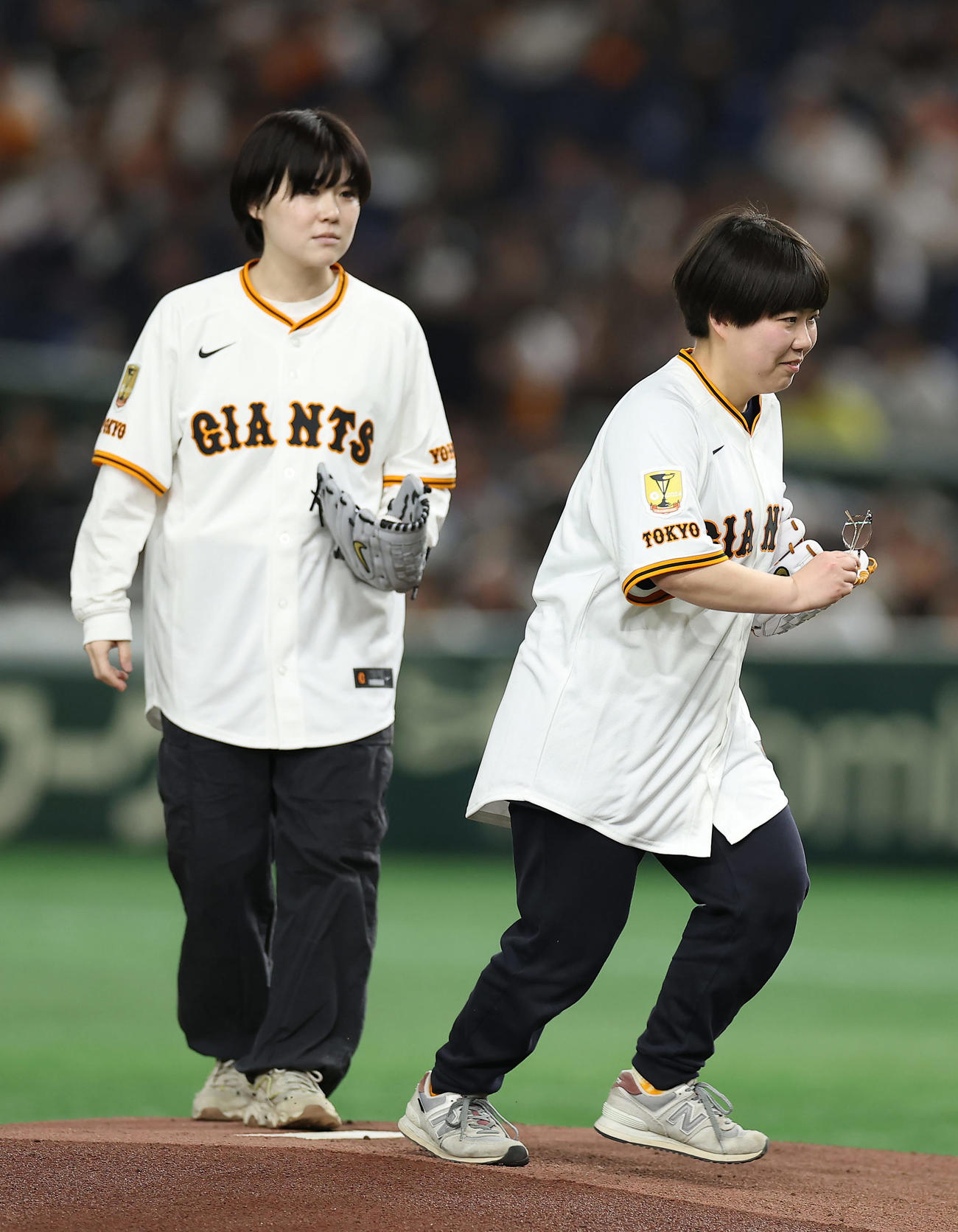 巨人対阪神　ファーストピッチセレモニーに登場した、にぼしいわしの香空にぼし（右）と伽説いわし（撮影・前田充）
