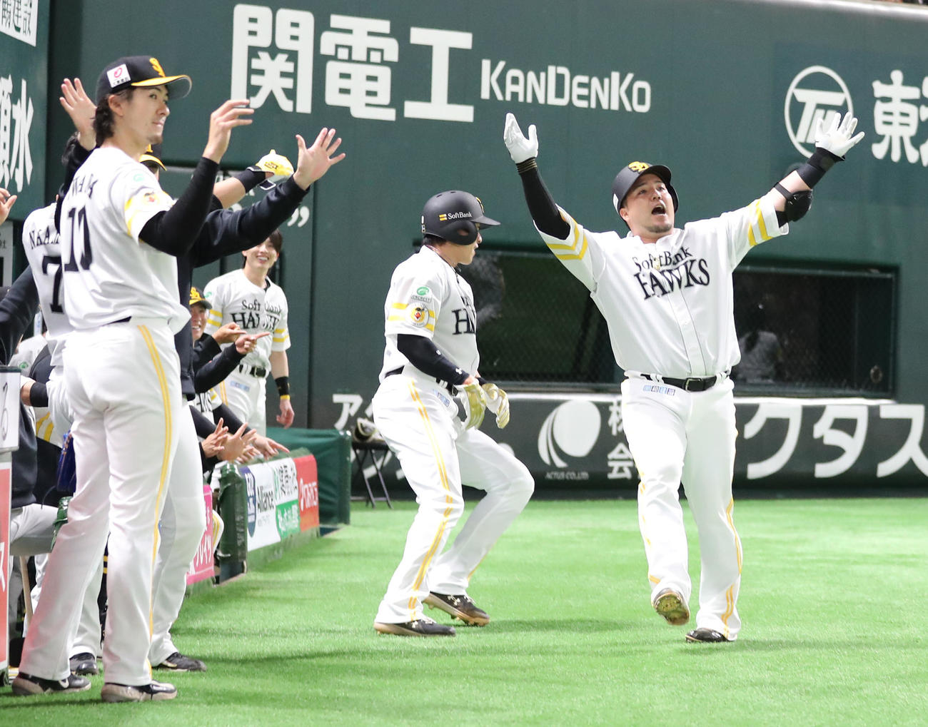 ソフトバンク対西武　1回裏ソフトバンク2死一塁、山川は左越えに先制となる2点本塁打を放ちポーズを決める（撮影・梅根麻紀）