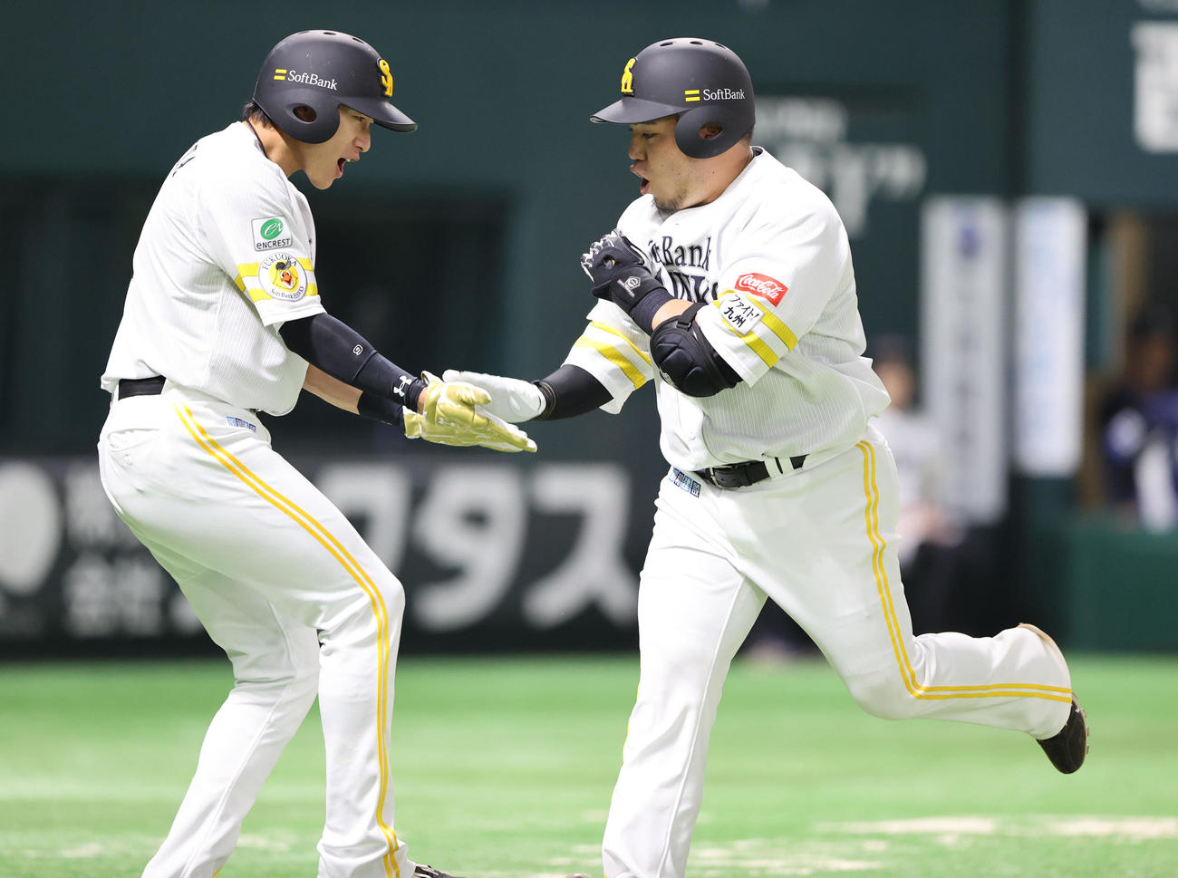 ソフトバンク対西武　1回裏ソフトバンク2死一塁、山川は左越えに先制となる2点本塁打を放ち柳田とハイタッチ（撮影・梅根麻紀）