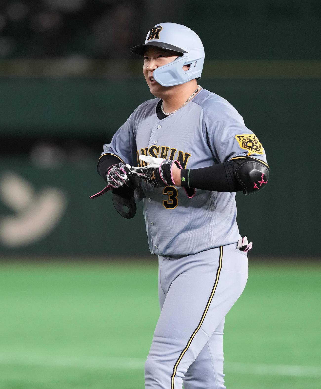 巨人対阪神　4回表阪神2死一、二塁、内野安打を放ち笑顔の大山（撮影・鈴木みどり）