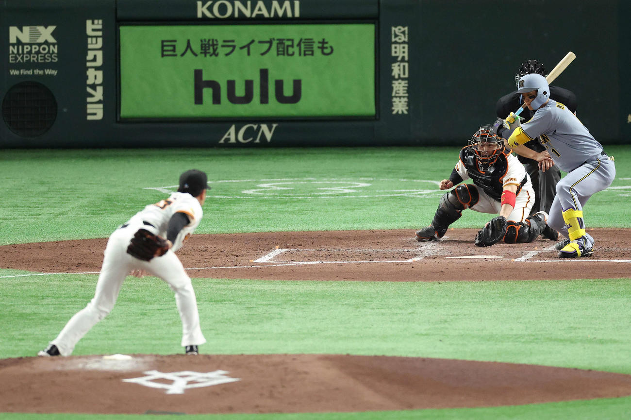 巨人対阪神　4回表阪神2死一塁、四球を選ぶ森下。投手石川（撮影・河田真司）