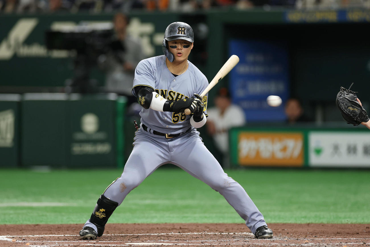 巨人対阪神　4回表阪神2死満塁、押し出し四球を選ぶ前川（撮影・前田充）