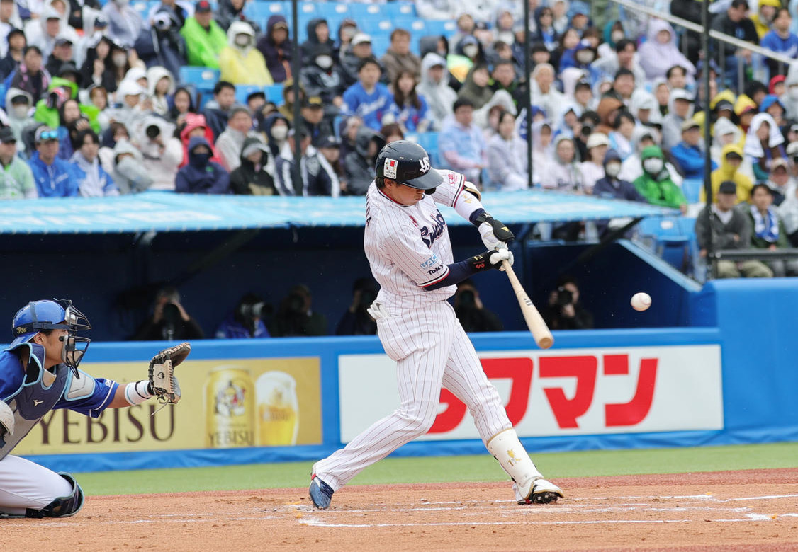 ヤクルト対中日　1回裏ヤクルト2死一、二塁、左越え3点本塁打を放ち神宮球場168本塁打で、最多本塁打記録を更新する山田（撮影・野上伸悟）