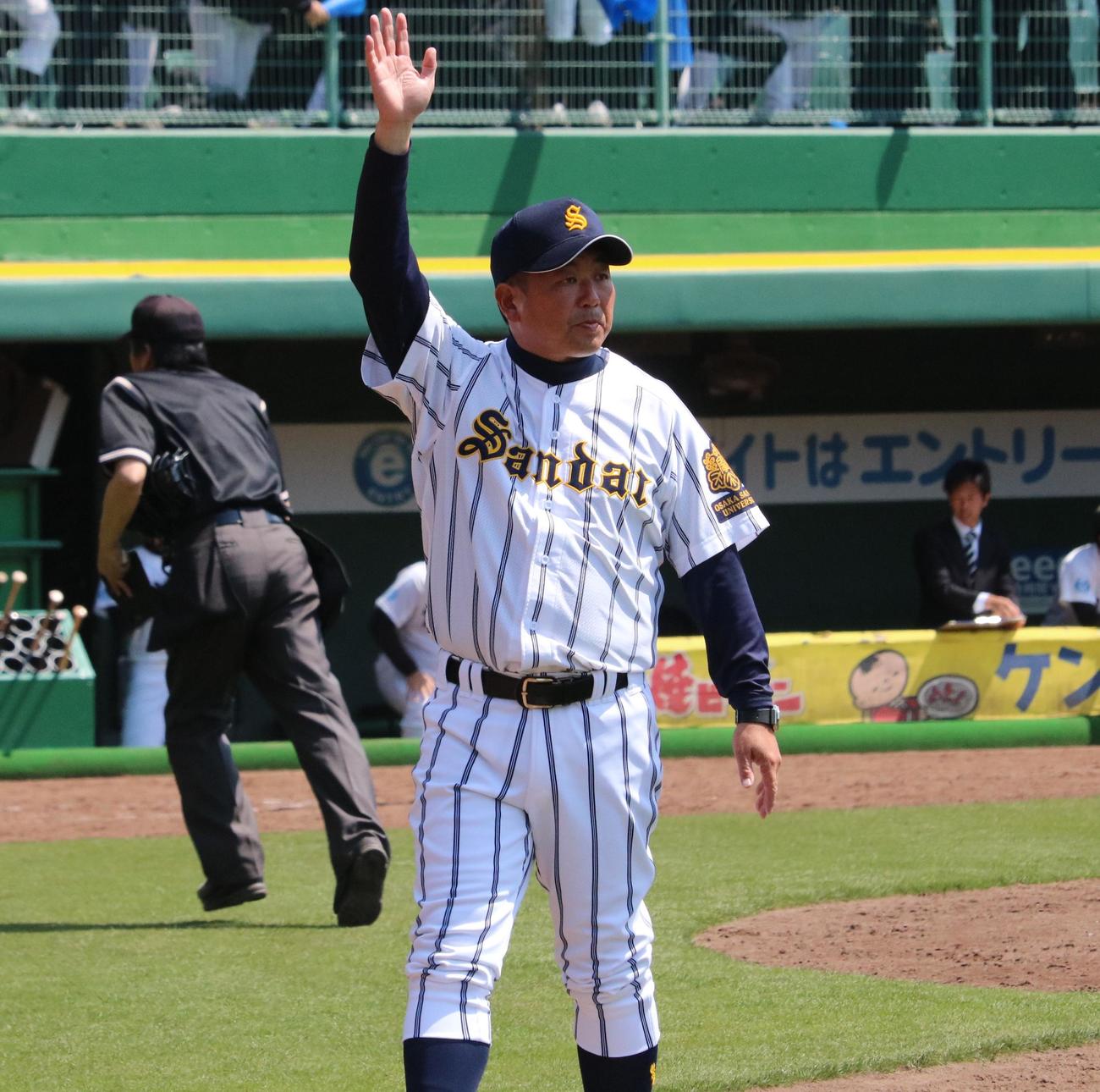 大産大対大体大　大産大の市川哲也監督が審判に選手交代を告げ、選手に指示を送る（撮影・林亮佑）