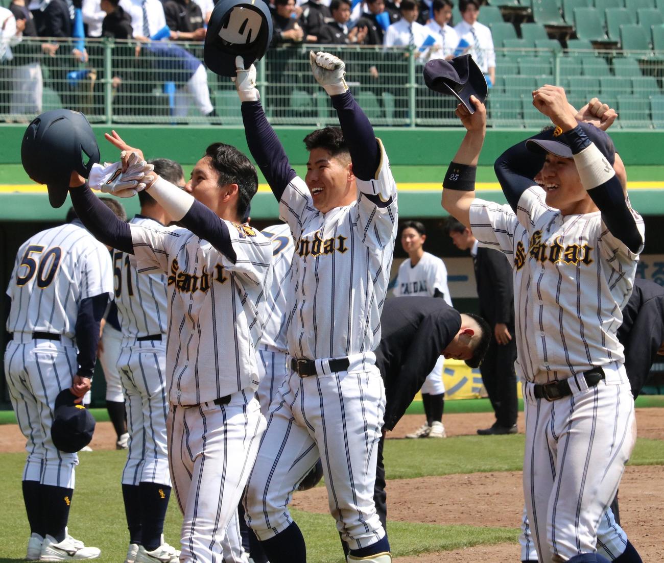 大産大対大体大　大産大が勝利し、小出望那捕手がスタンドに喜びを表現する（撮影・林亮佑）
