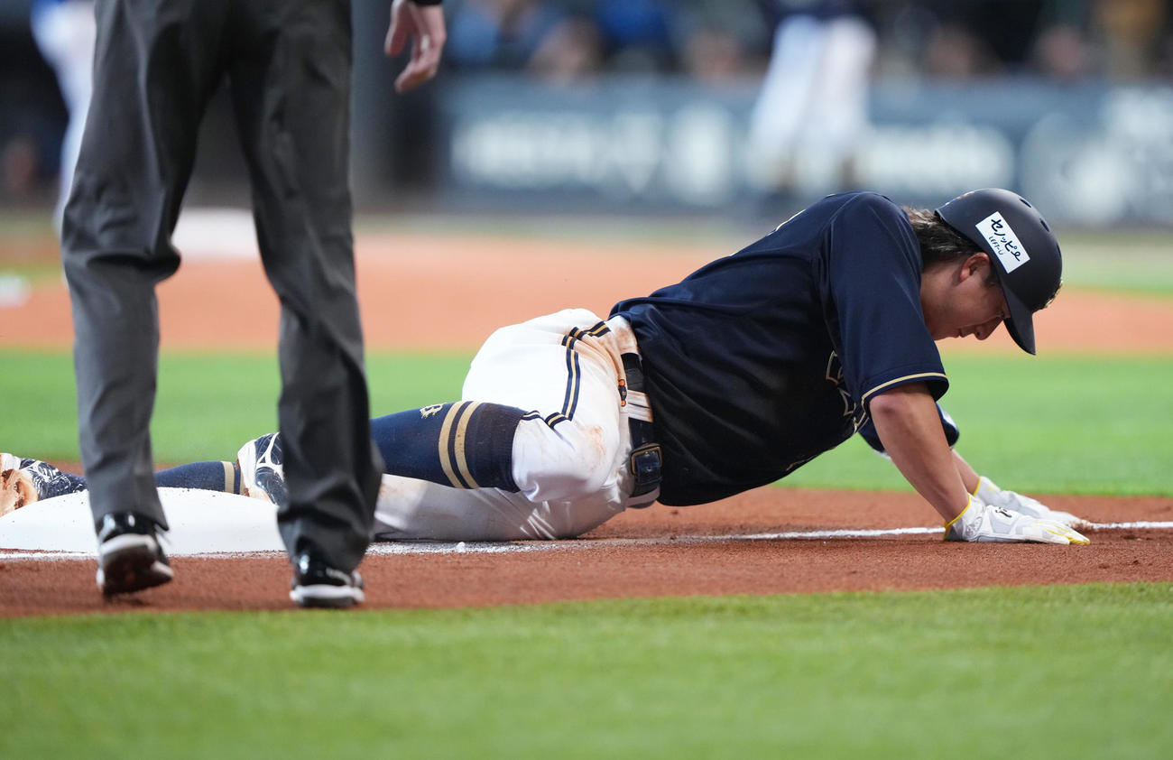 日本ハム対オリックス　2回表オリックス2死二塁、中川の中前打で本塁を狙うも三塁に帰塁する杉本（撮影・足立雅史）