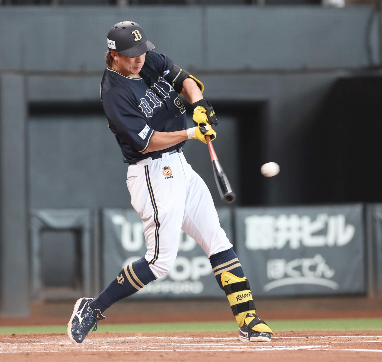 日本ハム対オリックス　2回表オリックス無死、左前打を放つ杉本（撮影・黒川智章）