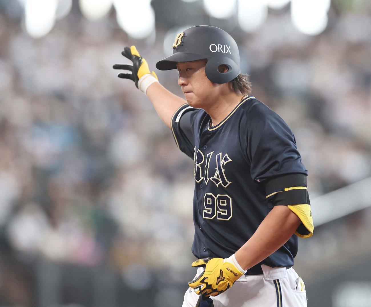 日本ハム対オリックス　2回表オリックス無死、左前打を放つ杉本（撮影・黒川智章）
